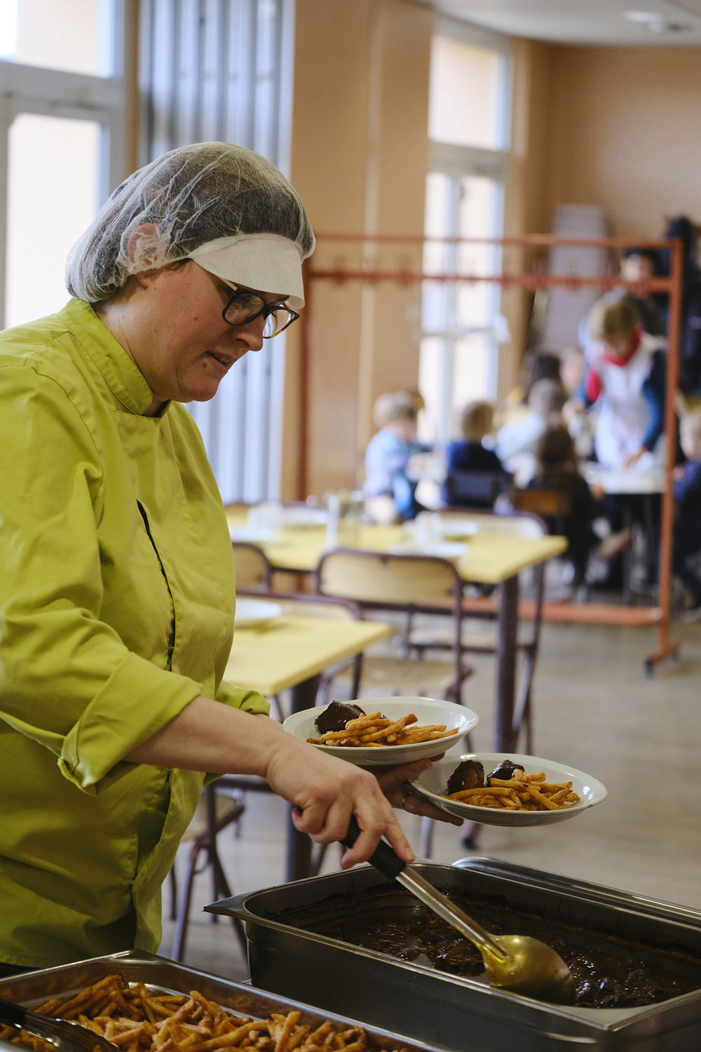 La cantine scolaire au sein de l’école de la commune de Marboué avec la distribution d’une alimentation locale. © François DELAUNEY, Conseil départemental d’Eure-et-Loir. 