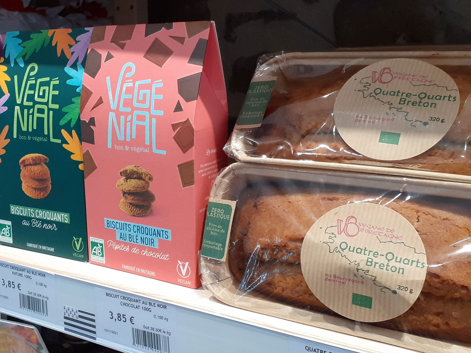 Du quatre-quarts breton, sans beurre ni oeufs, fabriqué à Nantes. À côté, les biscuits viennent du Morbihan. Dans son épicerie, Fabrice essaye de proposer des produits locaux végans © Globe Reporters