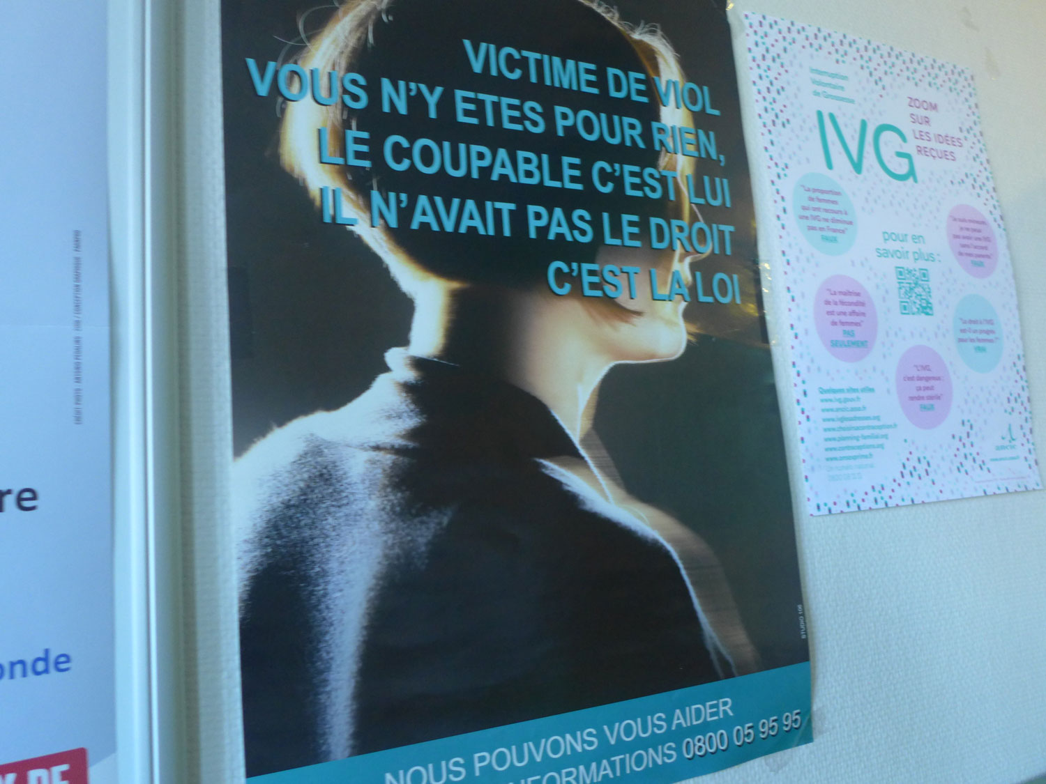 Les affiches sont nombreuses sur les murs de l’association.