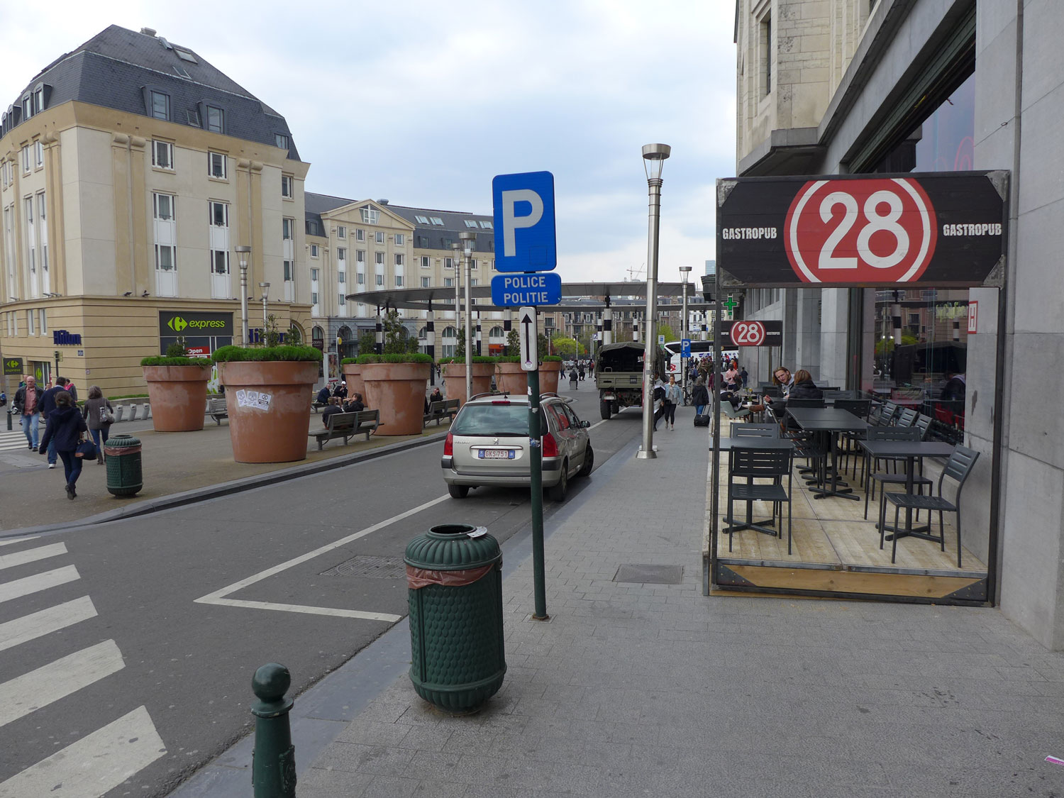 La terrasse du 28. Pour éviter les bruits de la rue lors de l’interview, nous entrons à l’intérieur.