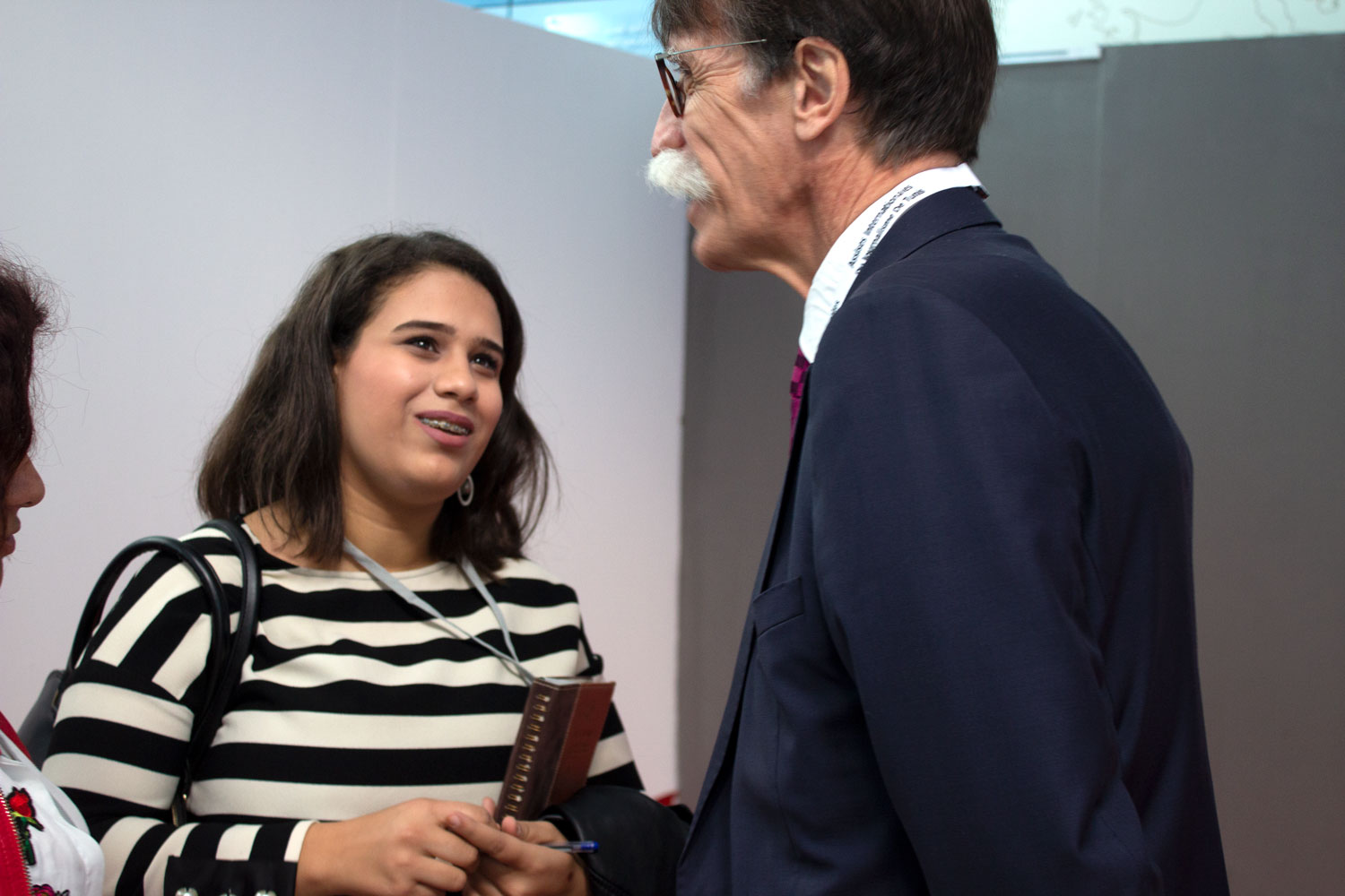 Créer une ambiance de sympathie et gagner la confiance de la personne à interviewer ; le premier objectif des journalistes © Aziz ANDOLSI