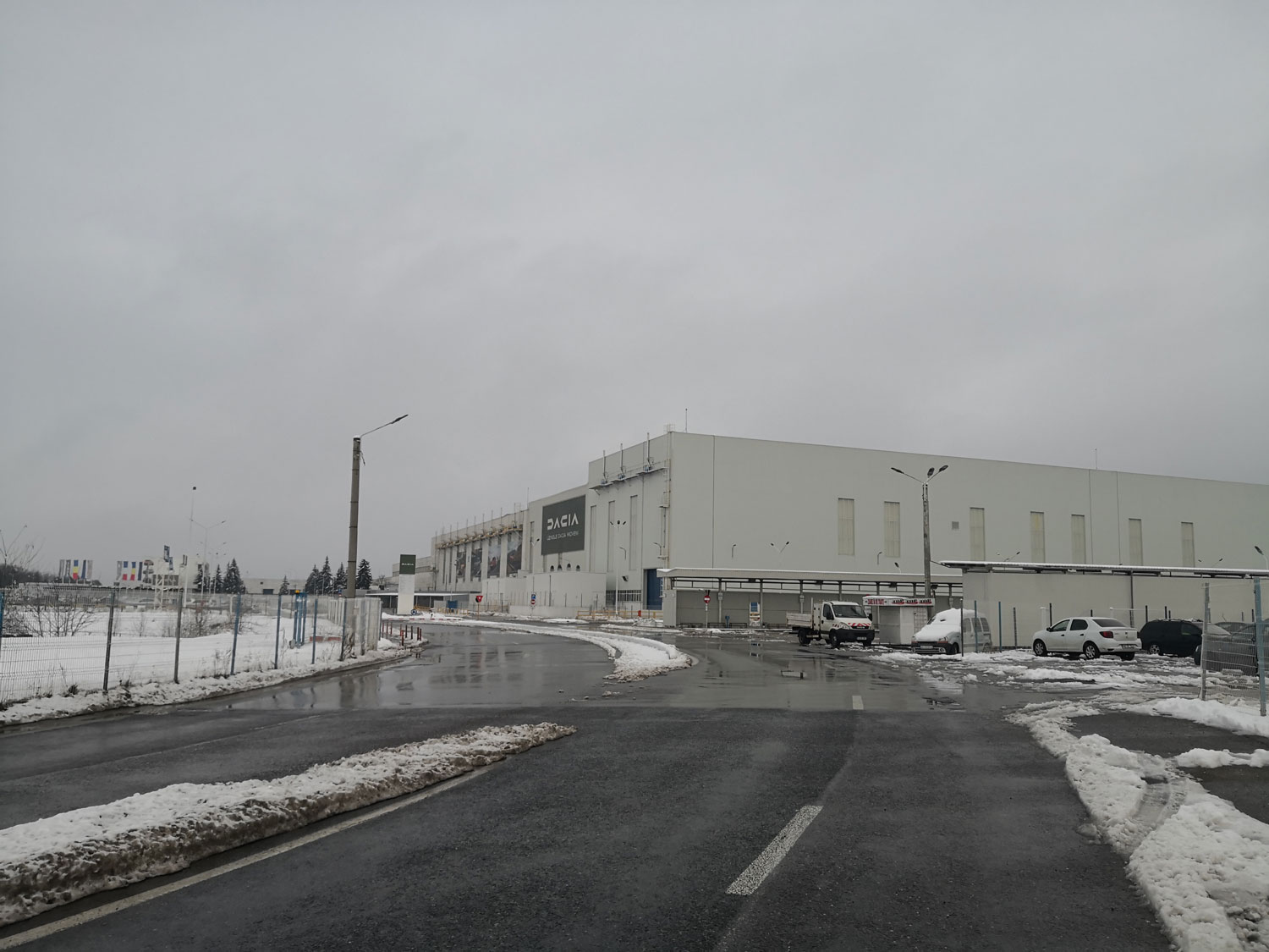 L’usine Dacia Renault sur la colline surplombant la ville © Globe Reporters 