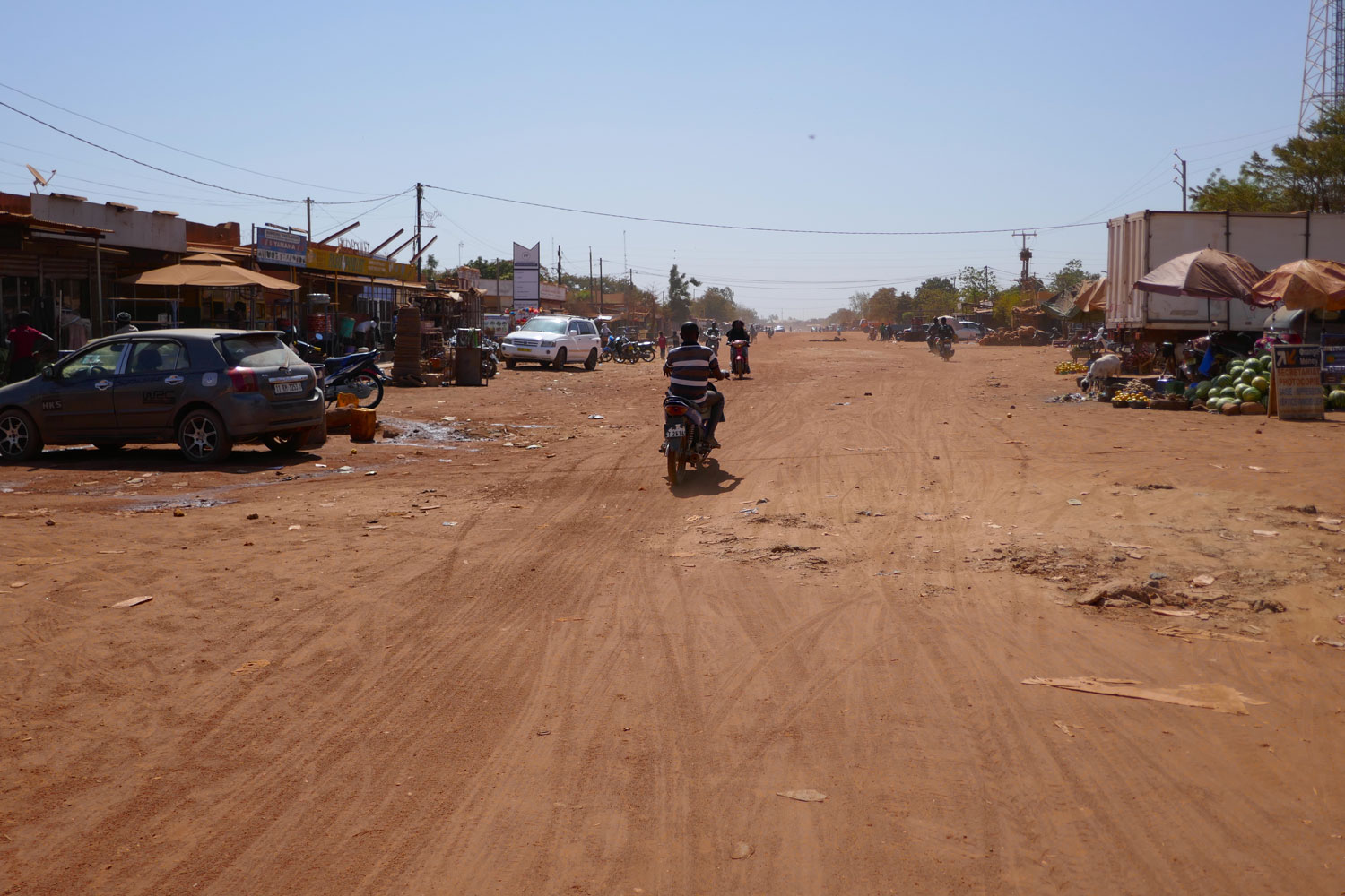 La rue qui mène vers le musée national d’Histoire, dans le quartier Dasasgho, où habite l’envoyée spéciale des globe-reporters © Globe Reporters