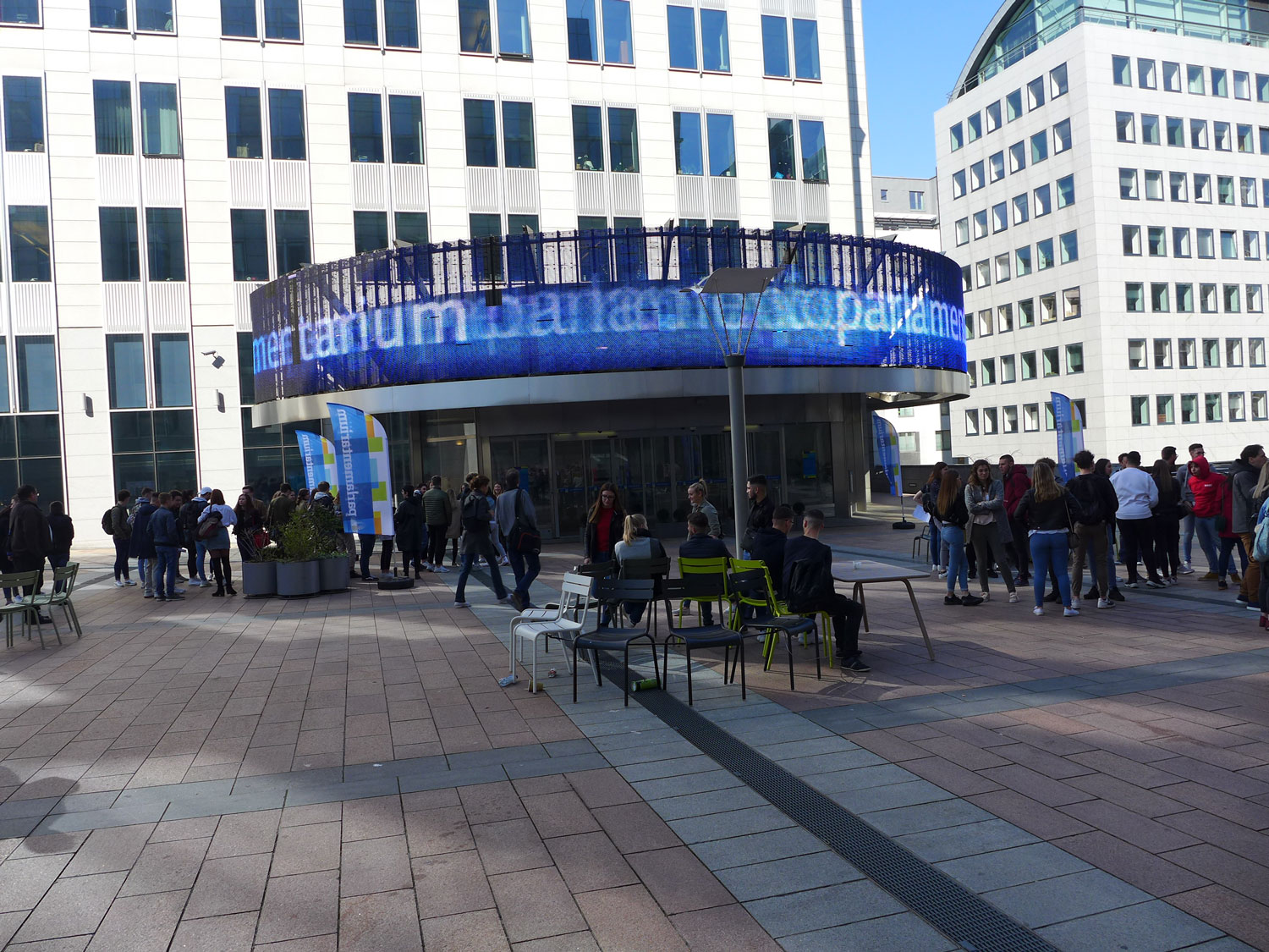 Ce vendredi, des groupes de lycéens patientent devant l’entrée du Parlementarium.