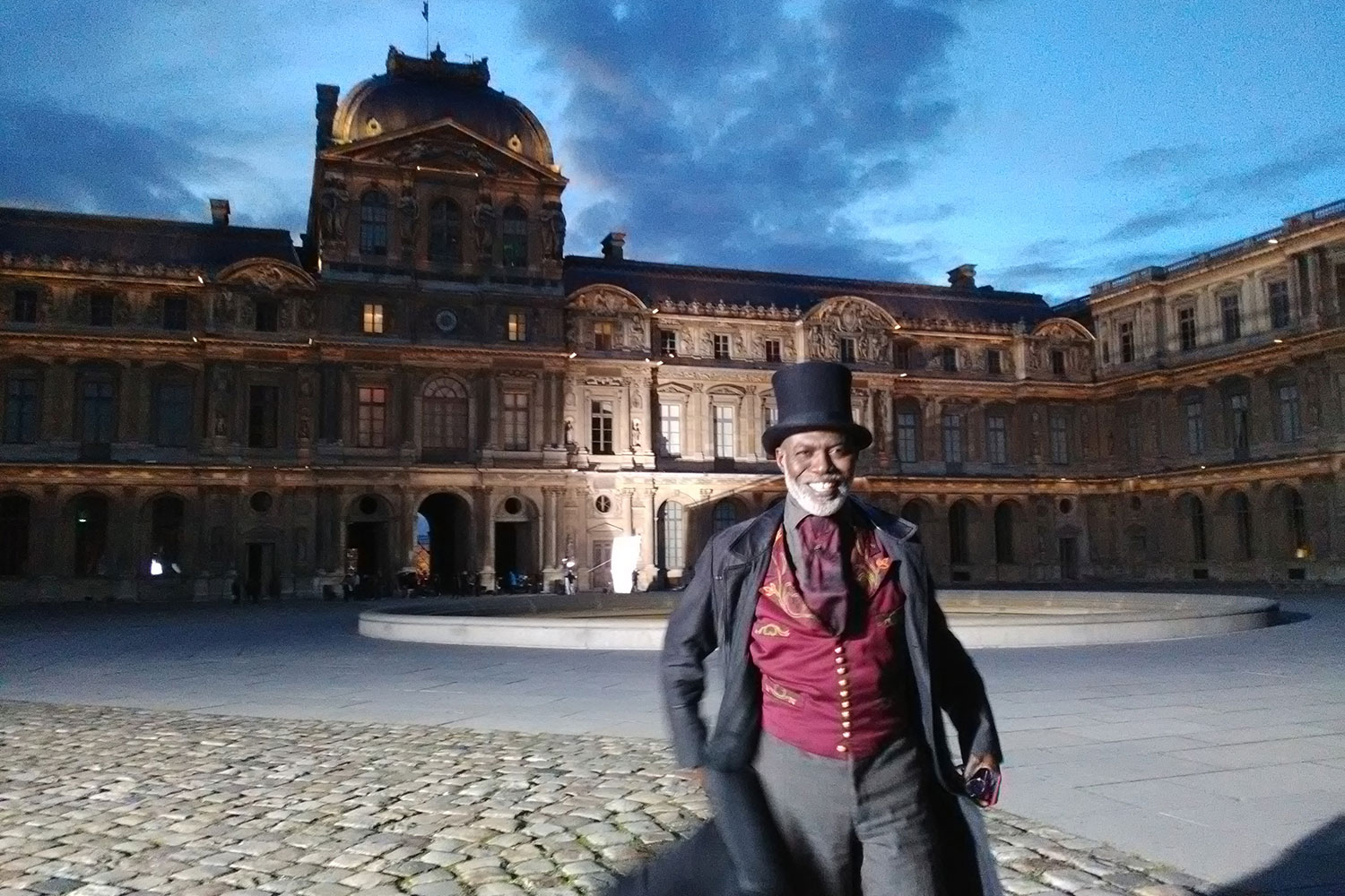 Sur le film « Au Louvre », de Léa FAZER, un comédien pose en costume dans la Cour carré © Pépita MERRET