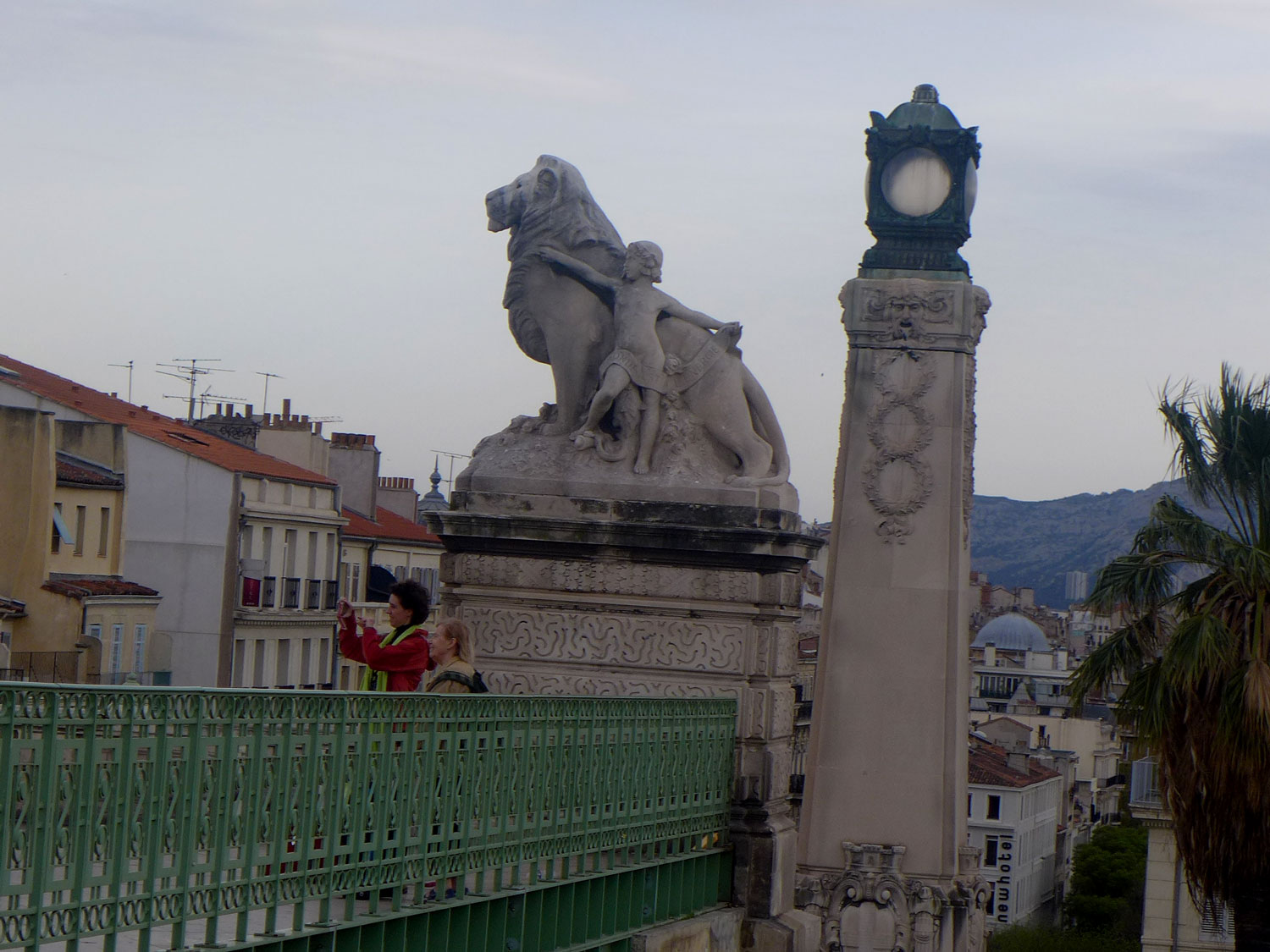 Des touristes découvrent Marseille.