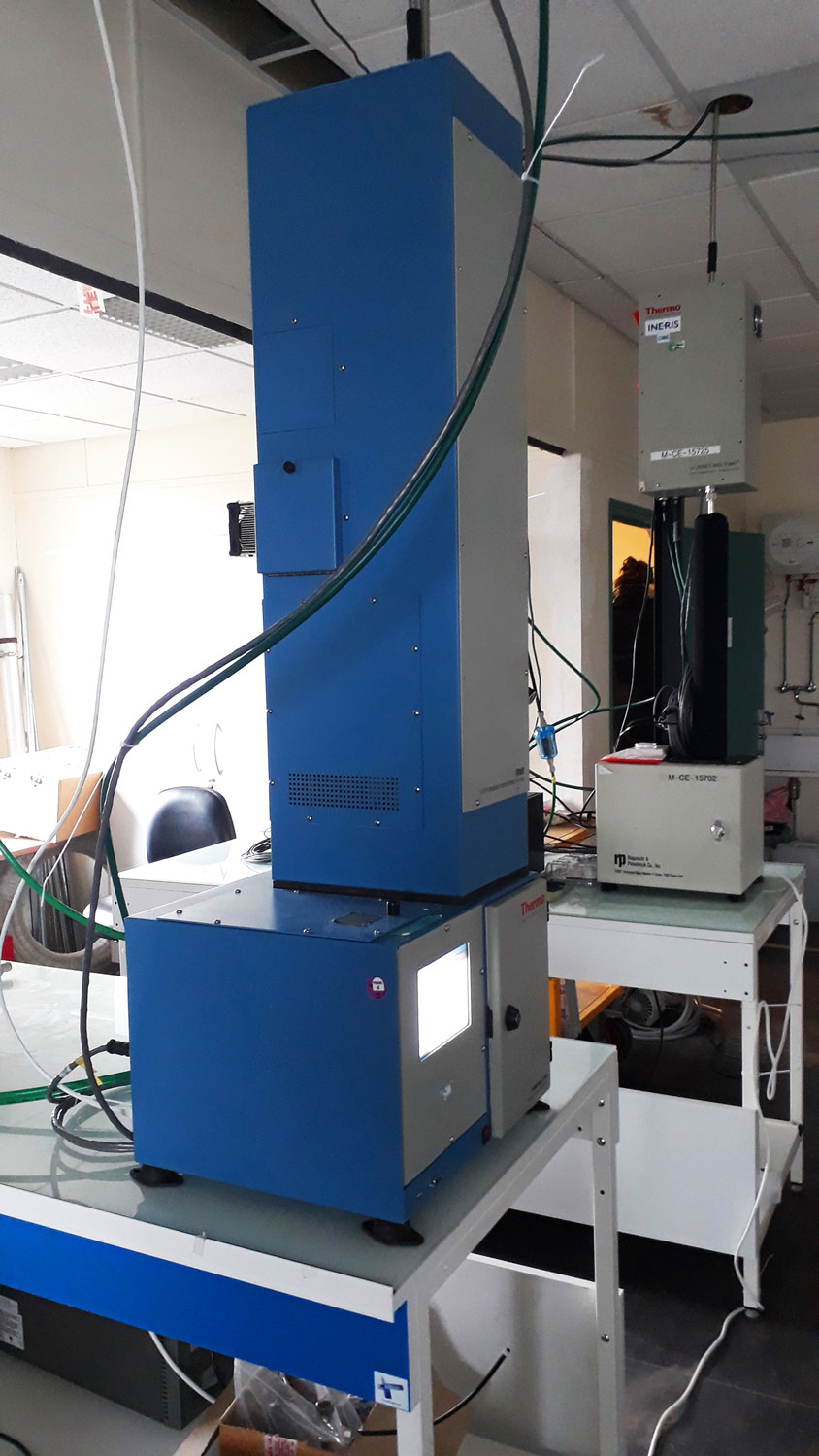 Voici un instrument qui mesure les concentrations de particules. Valérie précise qu’il s’agit des particules PM1, PM2.5, PM10 (PM10 = particules dont le diamètre est inférieur à 10 micromètres) © Valérie GROS