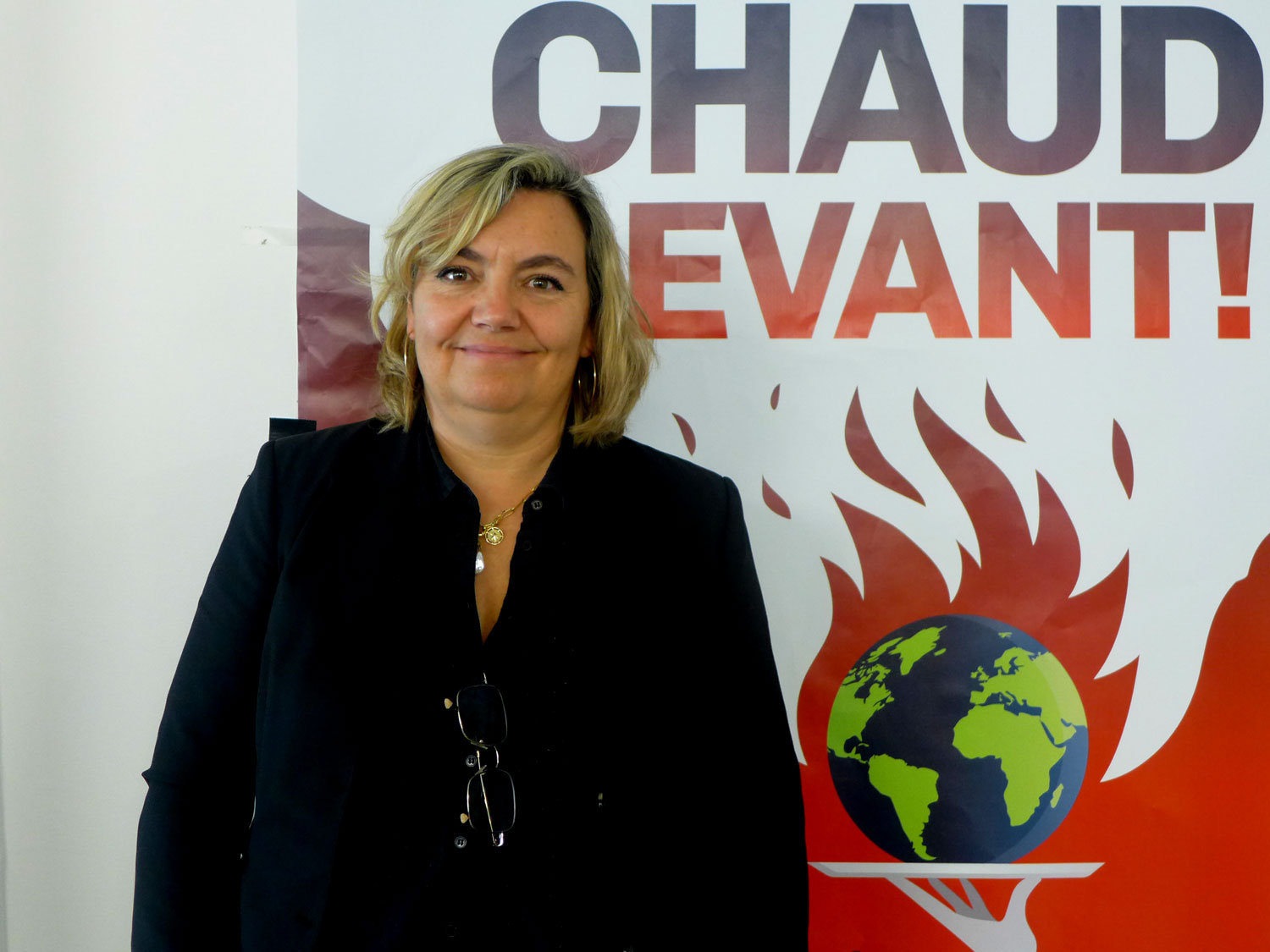 Portrait de Jeanne MARCHADOT devant l’affiche des 14e Assises du journalisme © Globe Reporters