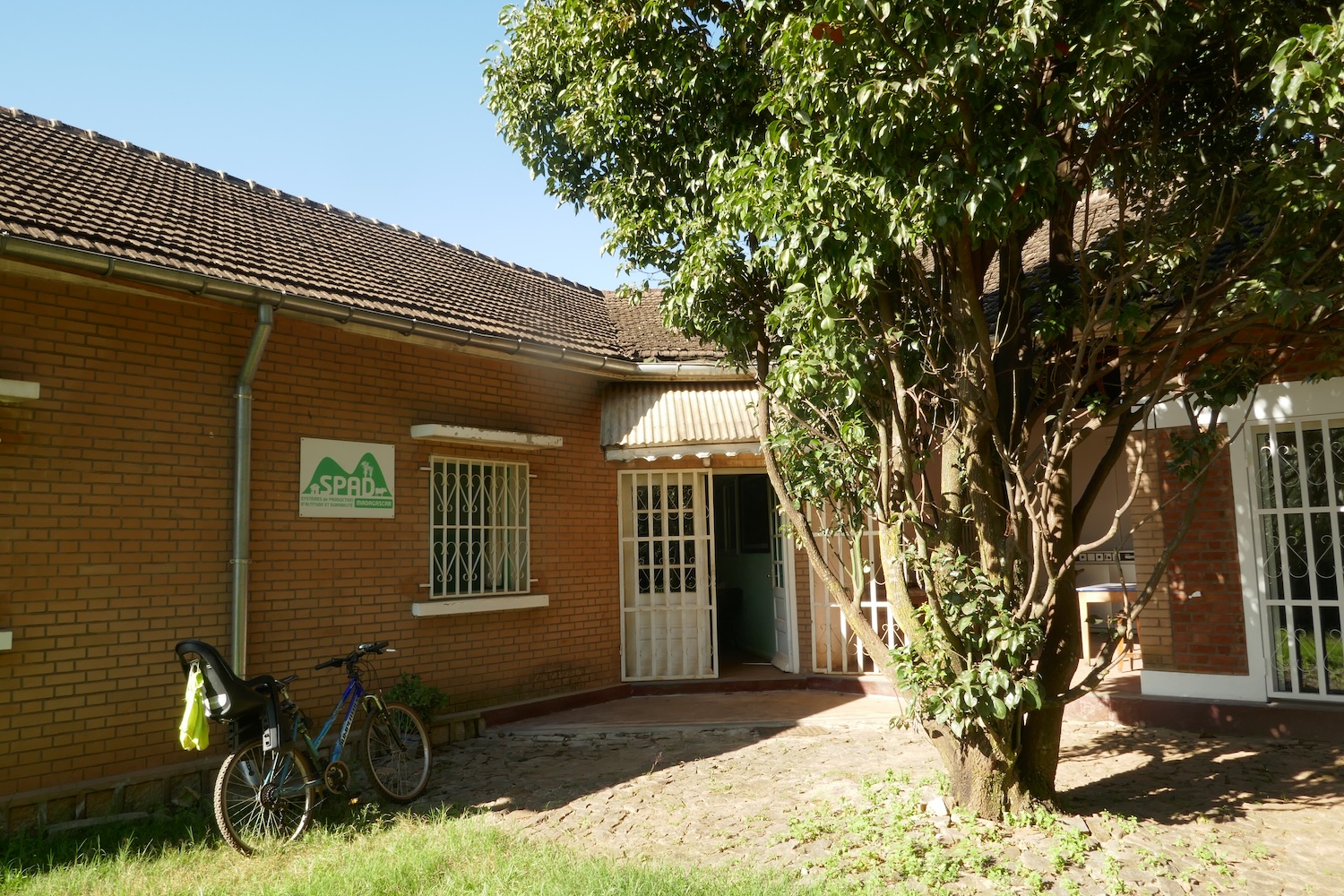 Anne et son équipe travaillent coude à coude avec les membres des organisations malgaches et leurs bureaux sont dans ceux du DP-SPAD, le Dispositif en partenariat pour les Systèmes de Production d’Altitude et Durabilité à Madagascar © Globe Reporters 