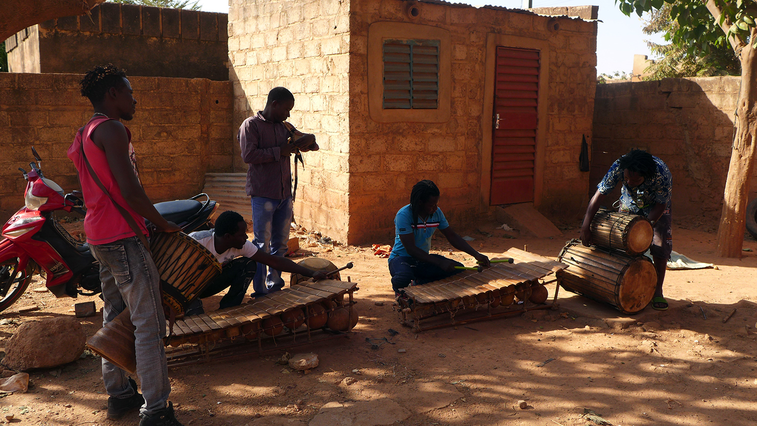 Le groupe sort ses instruments : les balafons, doum-doum, kora. 