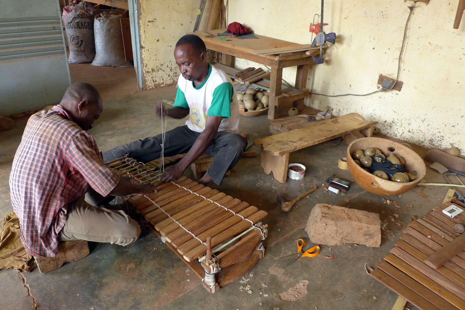 Assemblage d’un balafon.