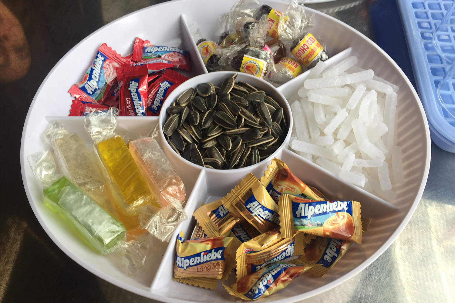 Sur la table, pour le Têt, on grignote souvent des petits bonbons et des graines de tournesol.