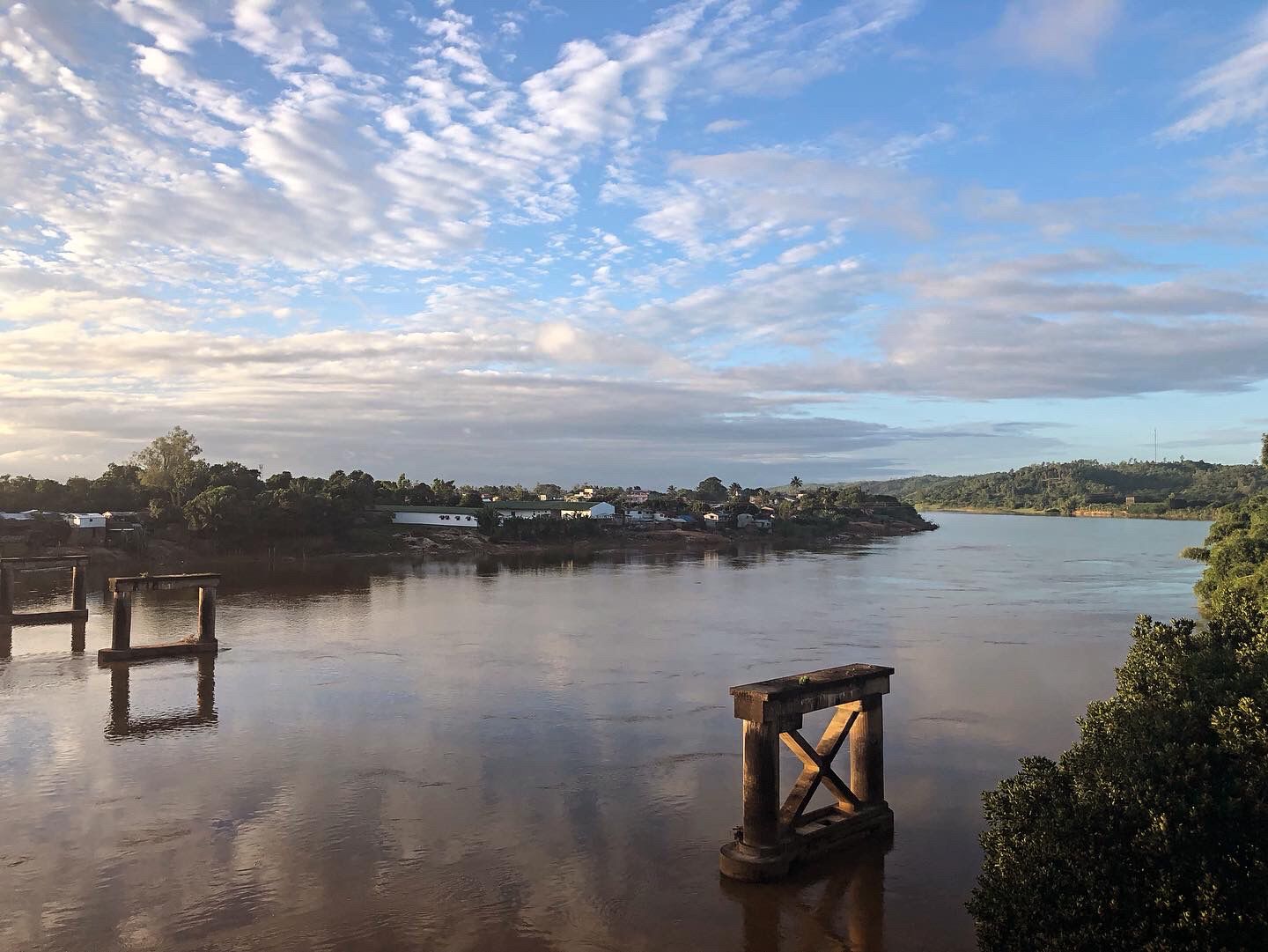 La rivière Rianila à Brikaville et les restes d’un ancien pont détruit par un cyclone © Globe Reporters