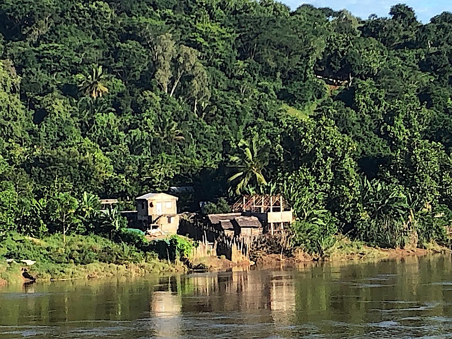 Vue de la rivière Rianila à Brickaville, où le « fadi » dit que les personnes étrangères ne peuvent pas toucher l’eau si elles ne veulent pas être maudites et vivre des tragédies © Globe Reporters