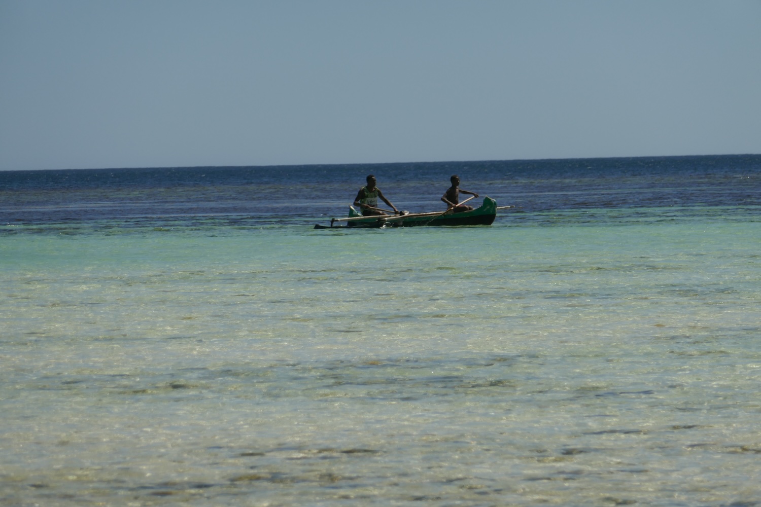 Le village d’Ambola vit de la pêche, un travail qui est destiné aux hommes et garçons. Les tâches ménagères, comme aller chercher l’eau, sont réalisées par les filles et les femmes © Globe Reporters