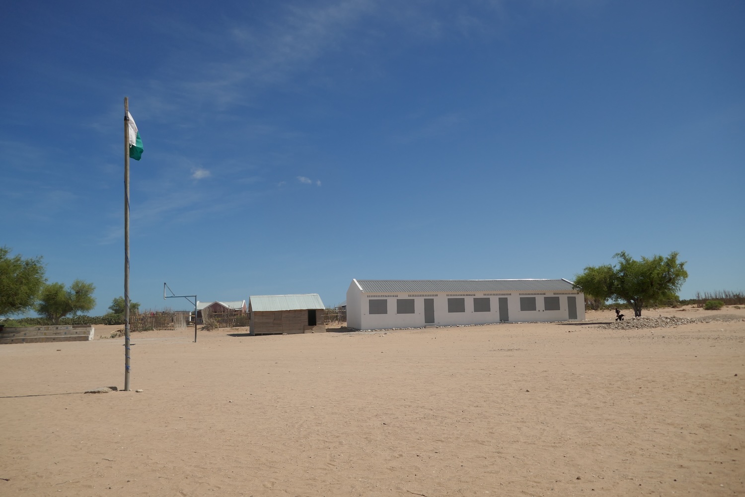 Un des trois bâtiments du collège public d’Itampolo construit récemment © Globe Reporters