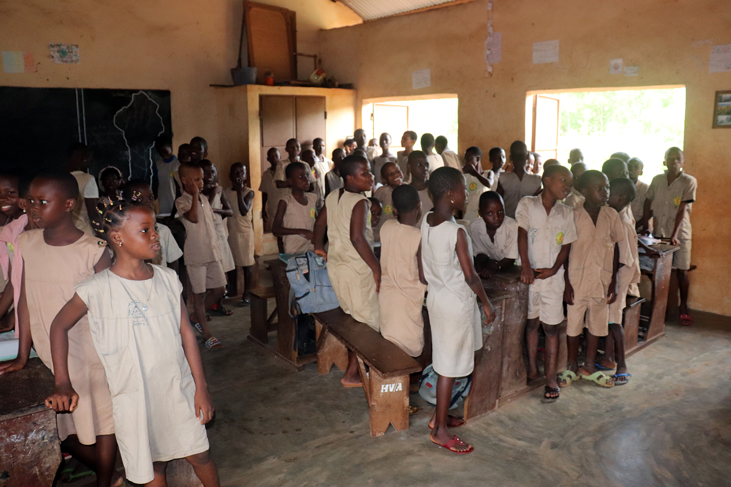 La classe d’élèves de CM1 de l’école primaire de Honvié reçoivent Tatiana en chantant. 