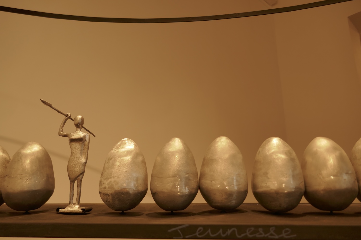 Installation appelée « érige tes récits », une bibliothèque des possibles où des statuettes sont les livres et des œufs représentent les livres du futur © Globe Reporters