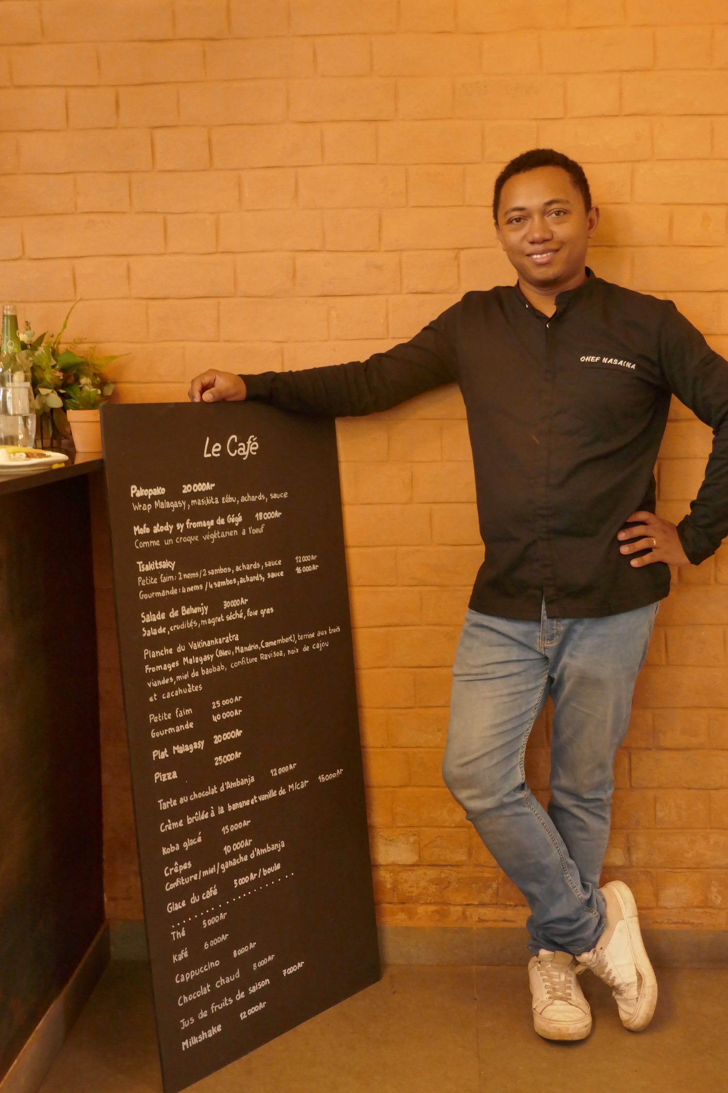 Le chef Nasaina Fanendry RAMAHAFENOSOA pose à côté du menu qu’il propose dans le restaurant de la Fondation H où il combine des plats traditionnels avec des touches personnelles © Globe Reporters