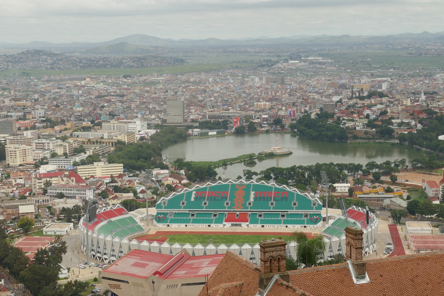 La ville depuis le palais royal qui est situé à plus de 1 400 mètres. On observe le stade de football Barea et le lac Anosy © Globe Reporters