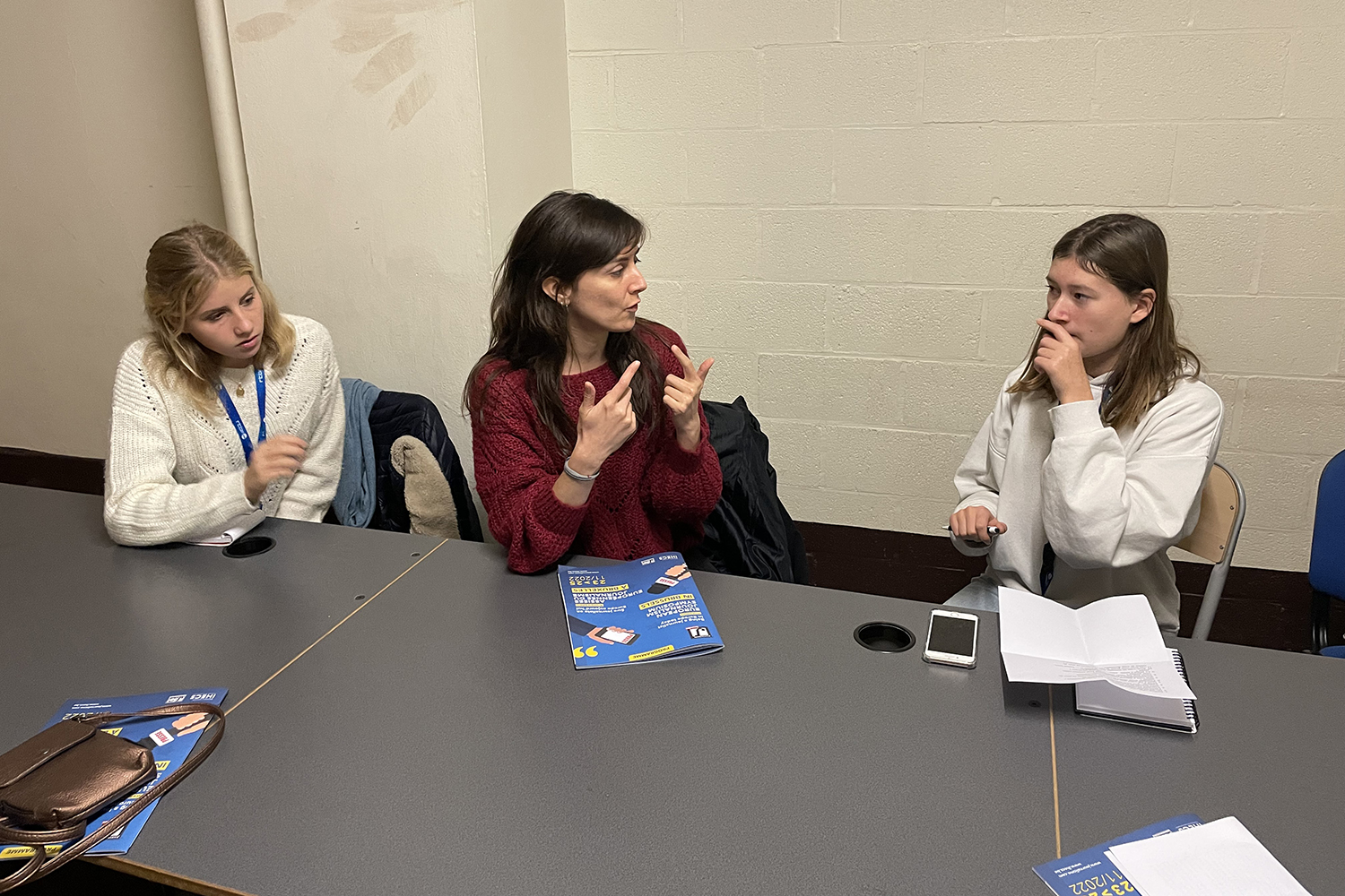 Mais avant de partir, les globe-reporters ont une mission : réaliser trois interviews qu’ils et elles ont préparées pour la rédaction de leurs futurs articles. Ici, Marielou et Clémence en train d’interviewer Marine © Globe Reporters