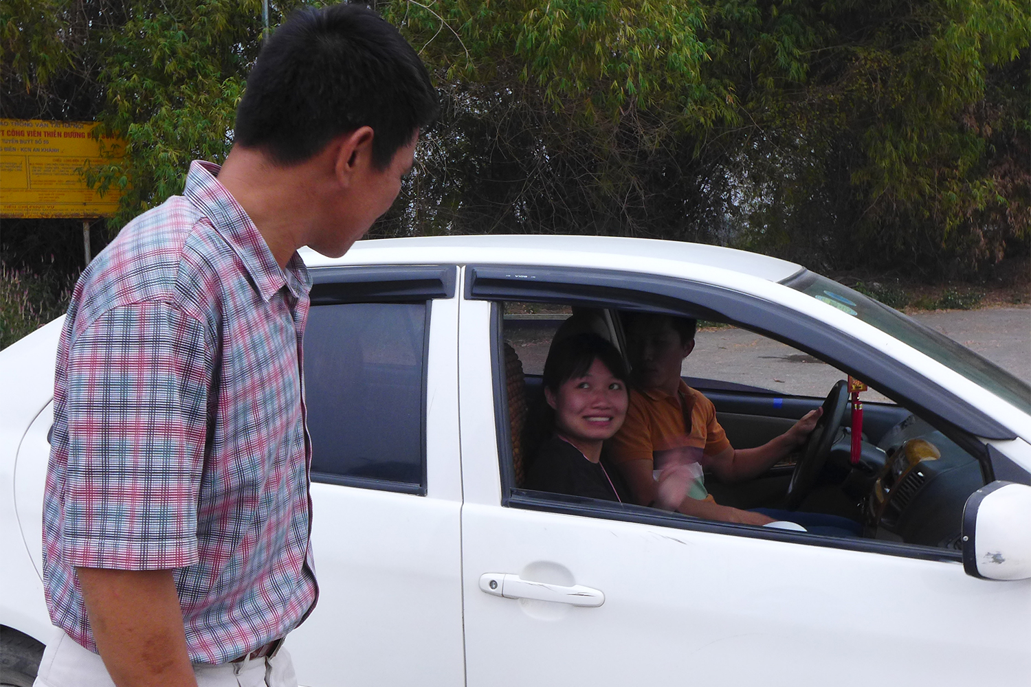 Après l’interview, Hong Kha Truong reprend le travail ! Les élèves attendent le verdict du moniteur d’auto-école.