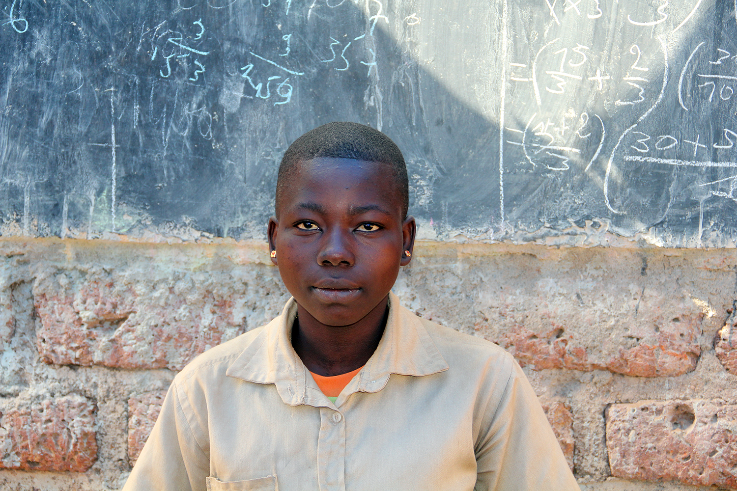 Guokoun KUMBINE est contente d’étudier au collège malgré le manque de matériel.