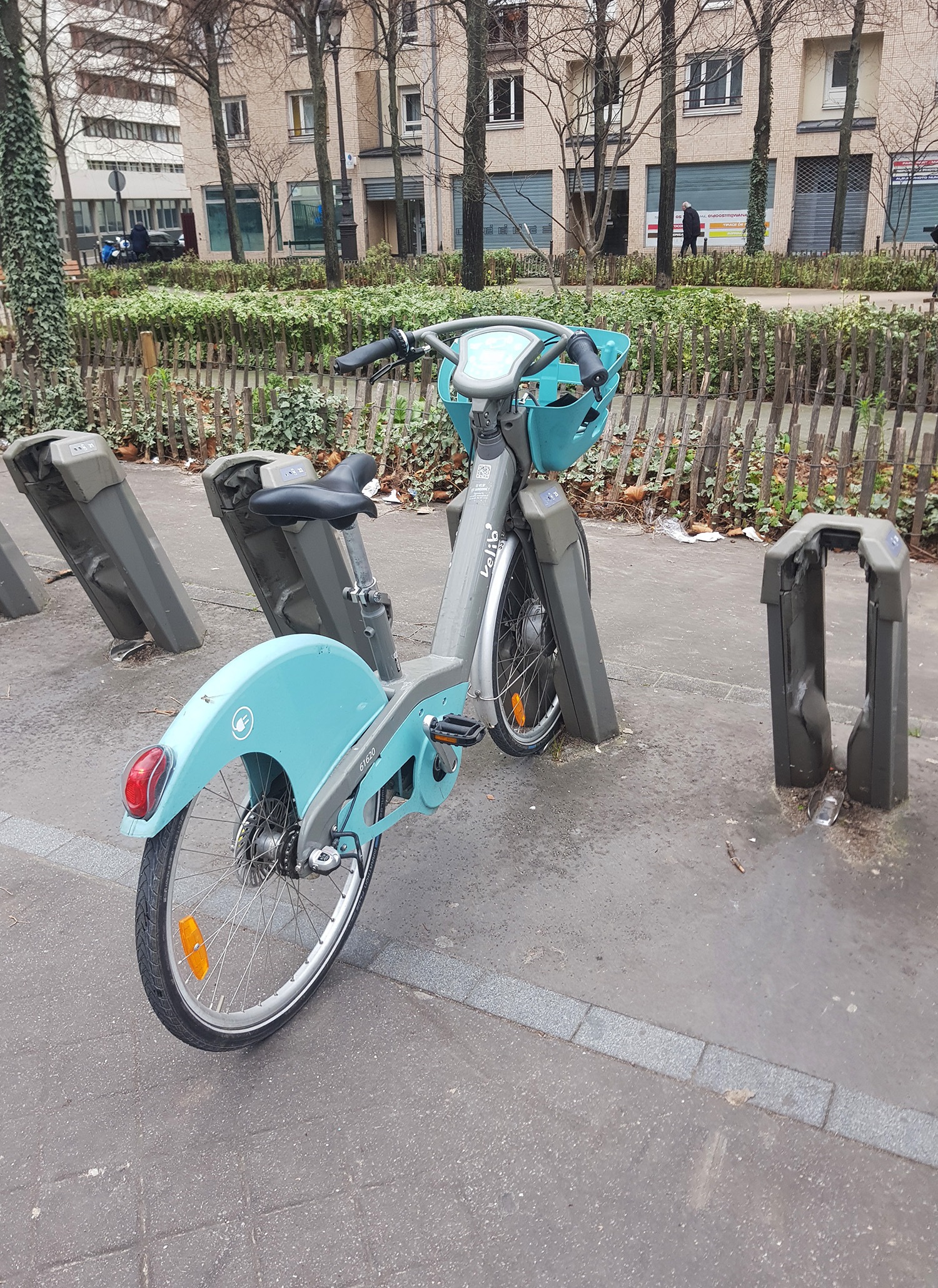 Chloé dépose son vélo non loin de l’arrêt de métro Crimée, où elle va ensuite rejoindre le siège français de l’organisation internationale à pied © Globe Reporters