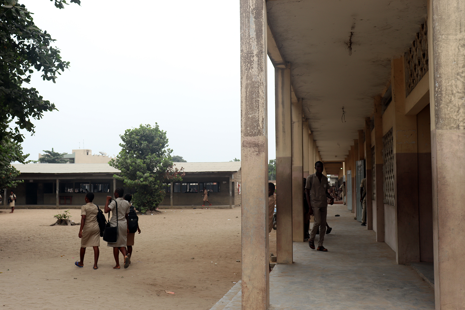 Quand la sirène sonne, les élèves commencent à rentrer dans ses classes pour attaquer les cours de la deuxième partie de la matinée. 