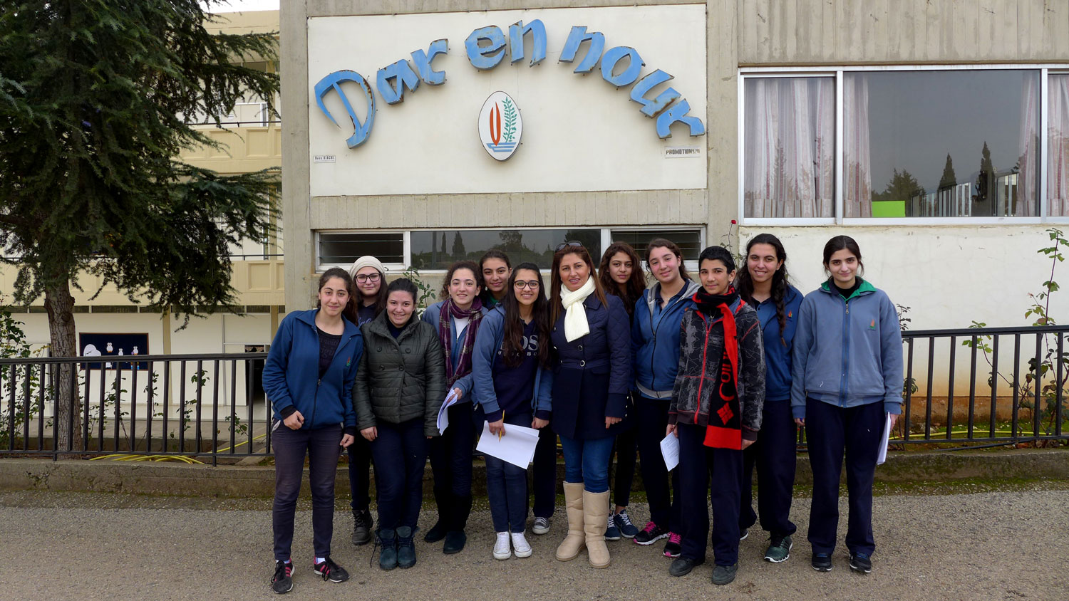 Les élèves et leur professeur de français, Mme Guilda