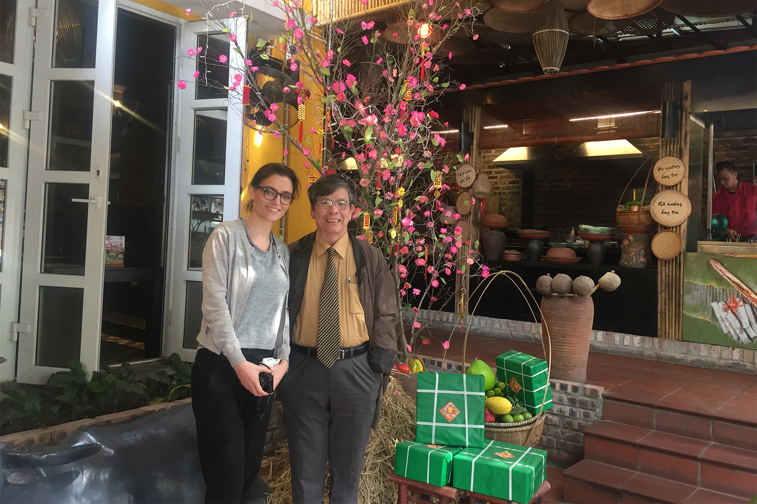 Le Dr Nguyen et moi. « Bon, d’accord pour la photo, mais vous venez avec moi dessus, alors ! »