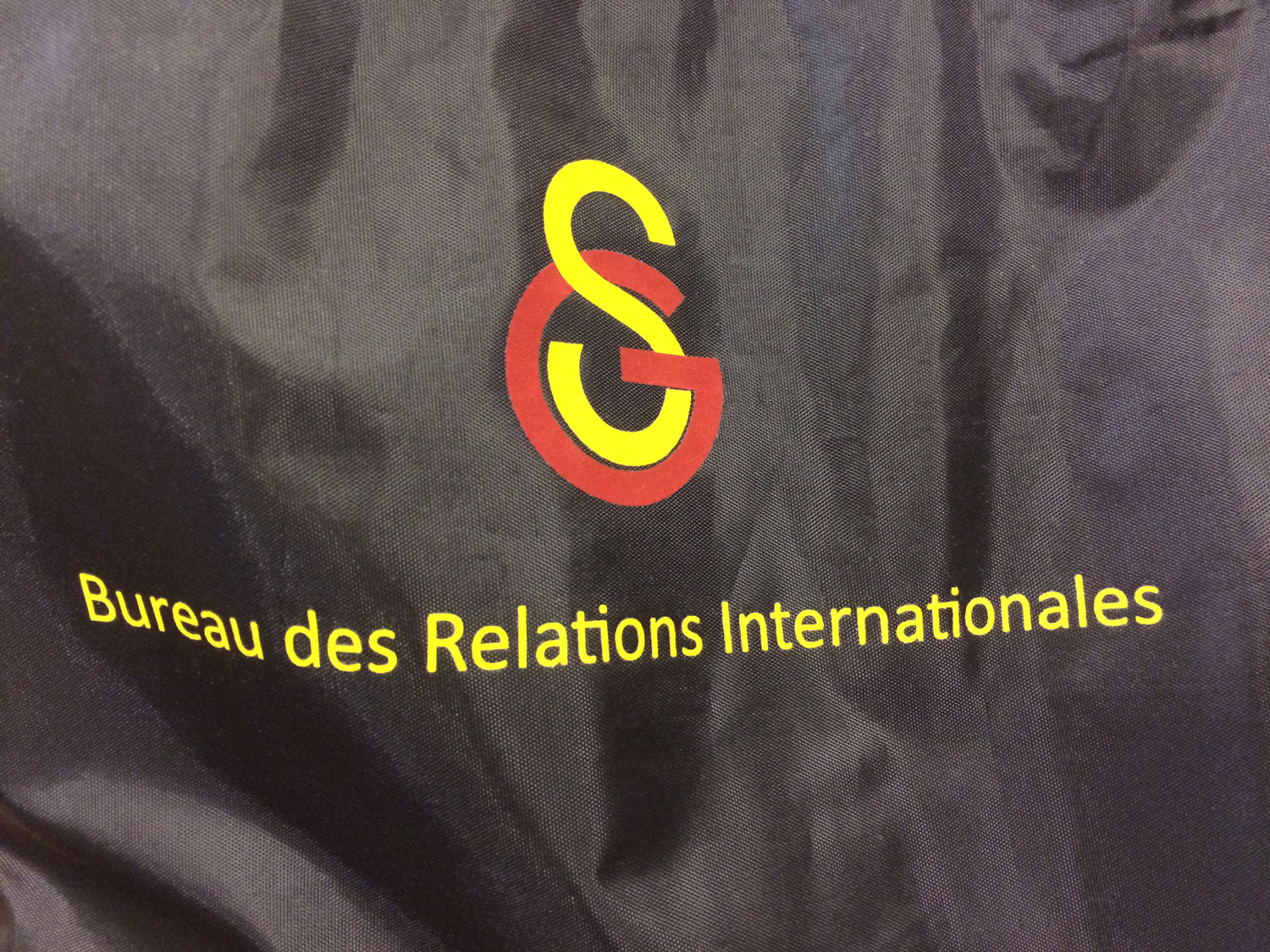 Esra Atuk se promène toujours avec son sac du Bureau des Relations Internationales de Galatasaray