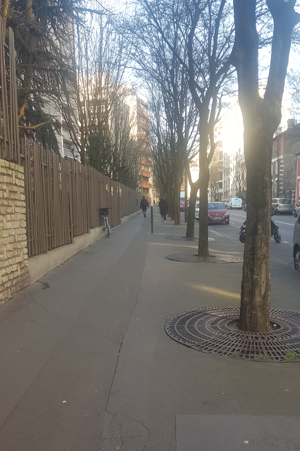 Après 40 minutes de trajet, notre journaliste arrive dans la rue de Hadjer BETTAYEB. Comme le rendez-vous est fixé au domicile personnel de la jeune femme © Globe Reporters