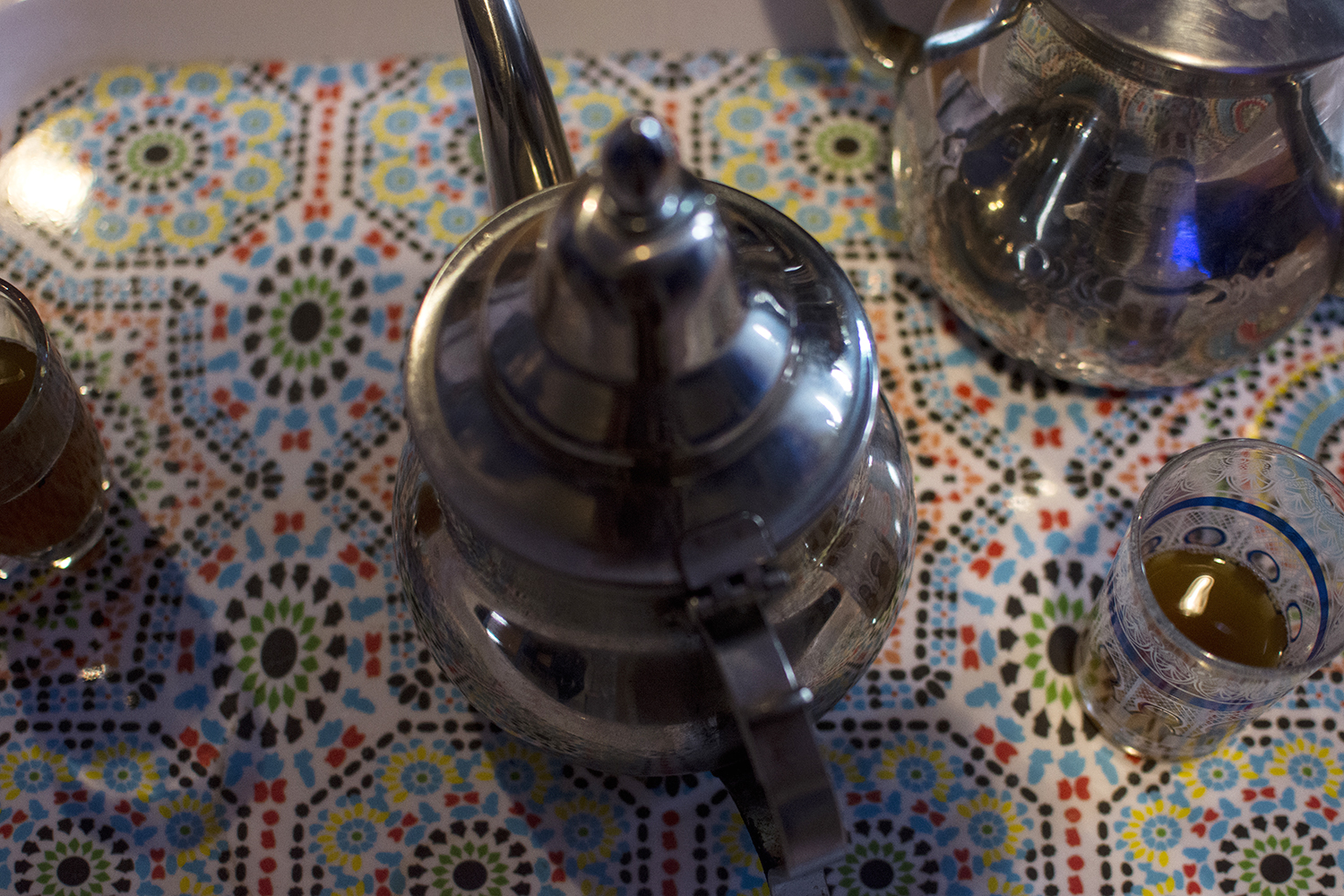 Les règles de l’hospitalité marocaine exigent qu’une rencontre se termine par du thé à la menthe et de délicieux petits gâteaux