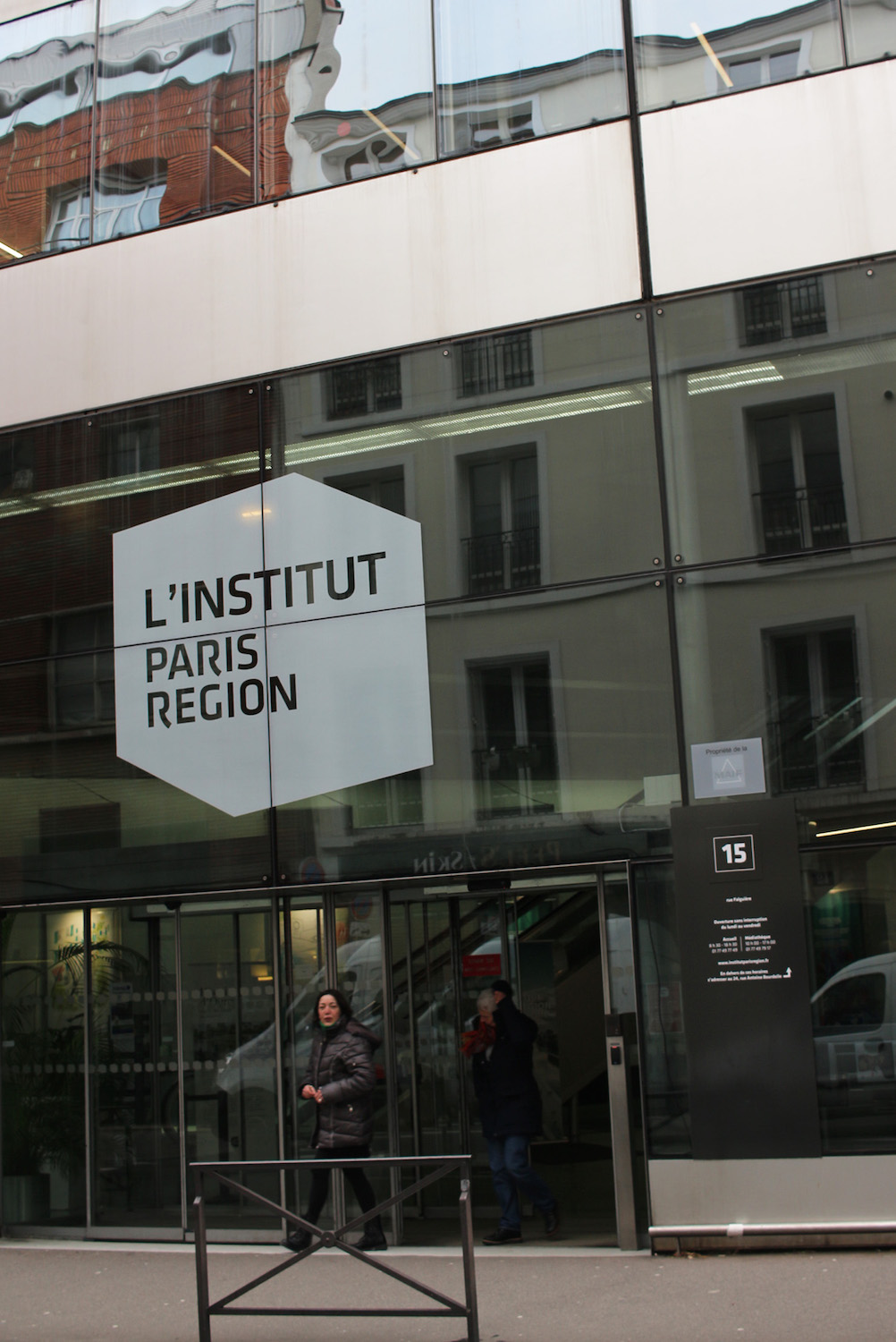 Après quelques minutes de marche, elle arrive devant l’Agence régionale de la biodiversité avec un peu d’avance. A l’accueil, il lui faut échanger sa carte de presse contre un badge de visiteuse. Cela lui permet de circuler au sein du bâtiment © Globe Reporters