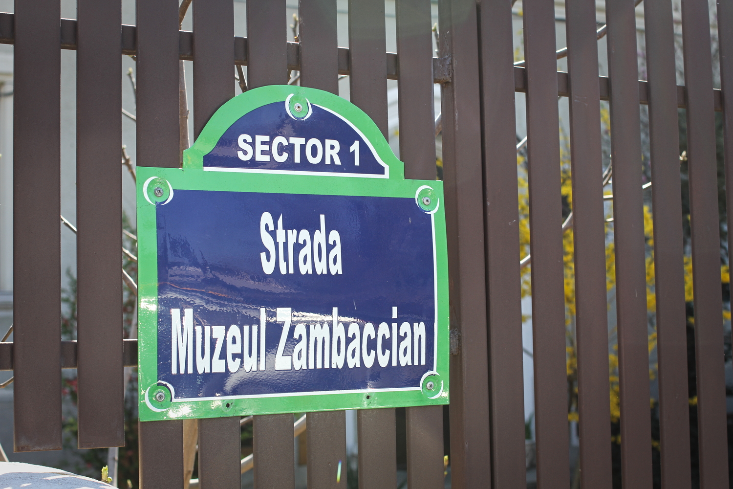 La plaque de la“rue du Musée Zambaccian”, sur le modèle de celles de Paris. © Globe Reporters