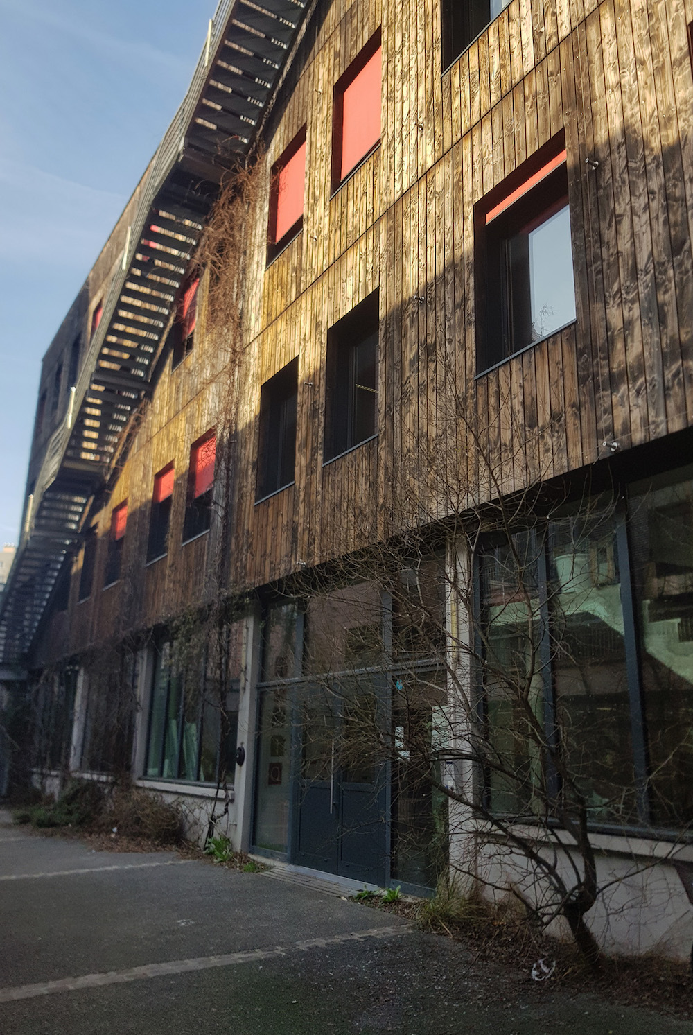 Une fois arrivée en bas du bâtiment partagé entre plusieurs structures, notre journaliste doit appeler Pierre CONDAMINE pour qu’il vienne la chercher. © Globe Reporters