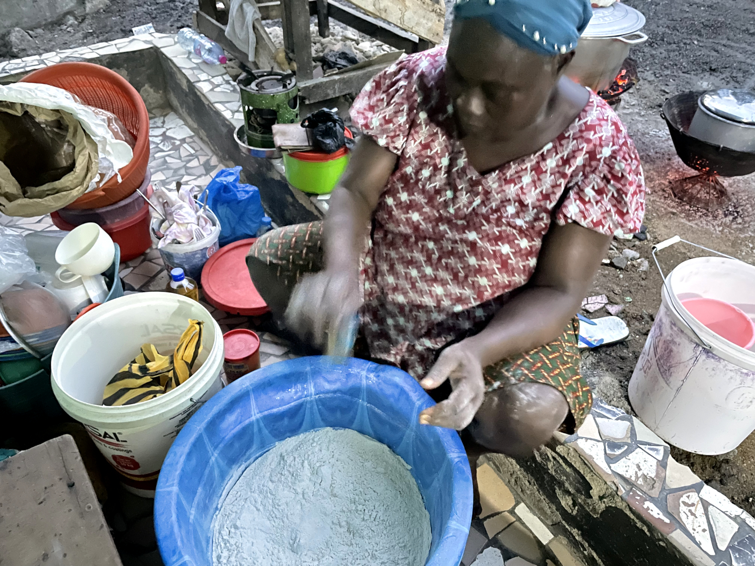 Adidjah prépare la pâte des beignets © Globe Reporters