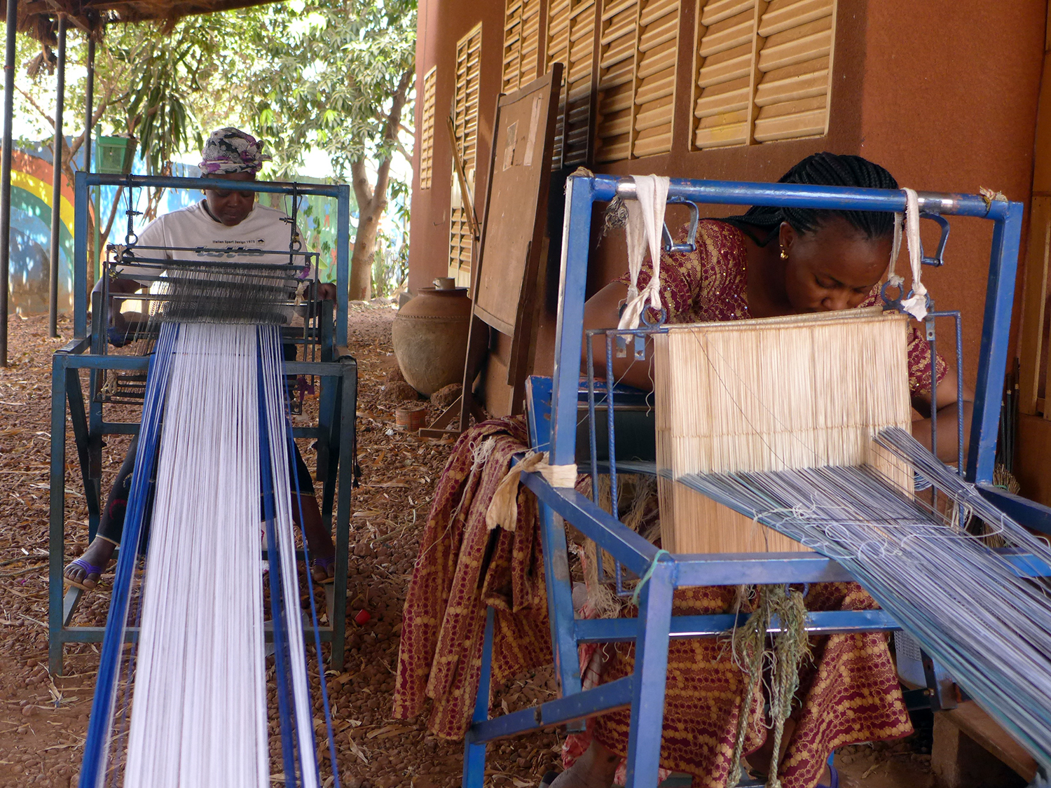 Le Faso dan Fani blanc et bleu est celui que porteront les femmes le 8 mars 2017 pour célébrer la journée internationale de la femme, un jour férié au Burkina Faso. 