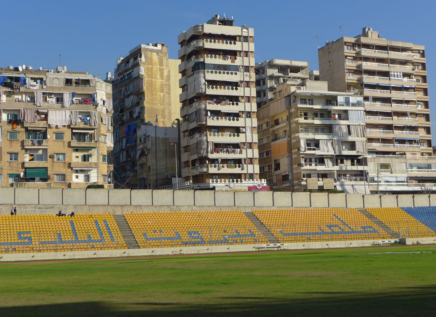 Le stade est entouré d’habitations.