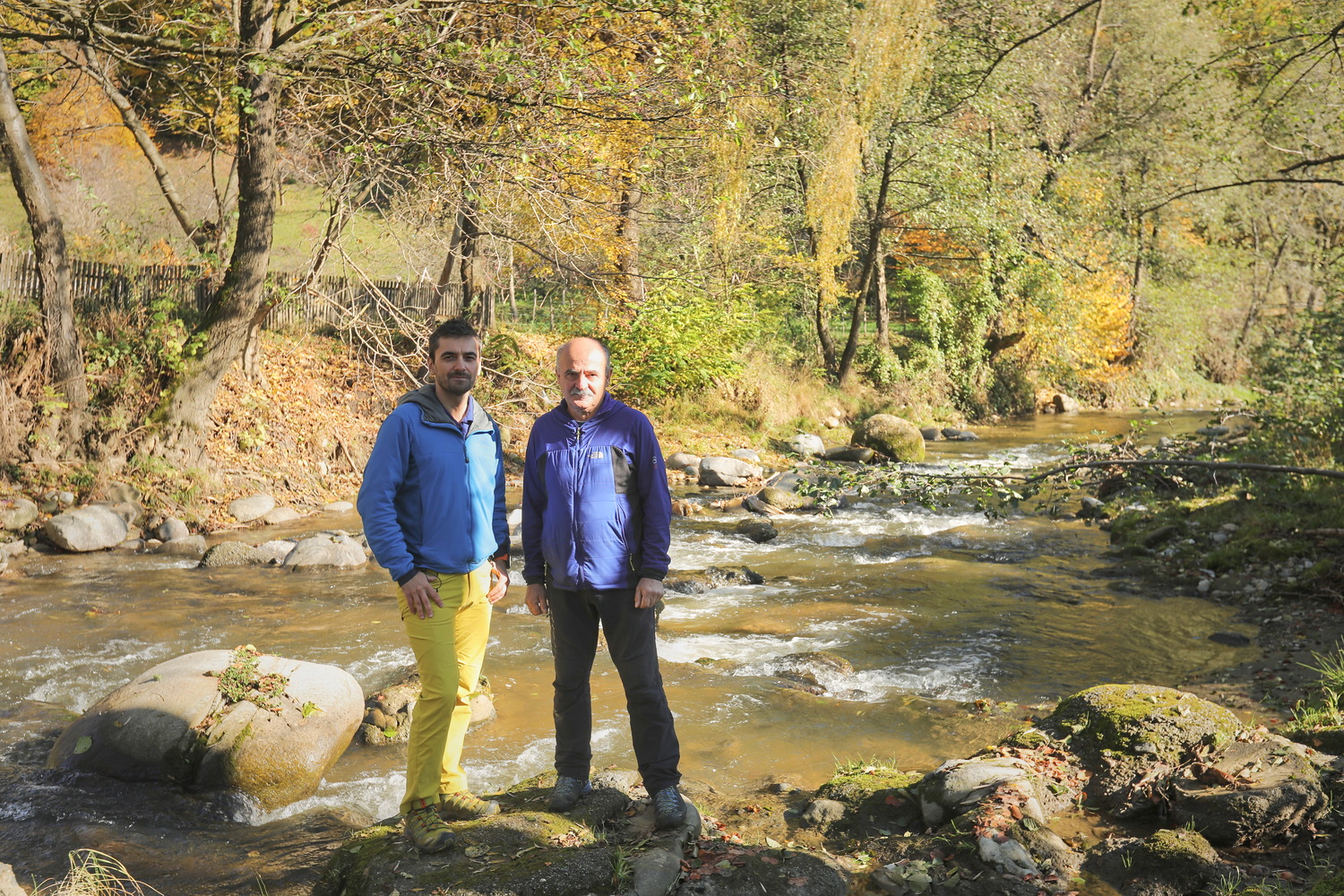 Alex GAVAN, à gauche, et un membre de son équipe à la rivière Valsan en 2020 © Silviu MATEI