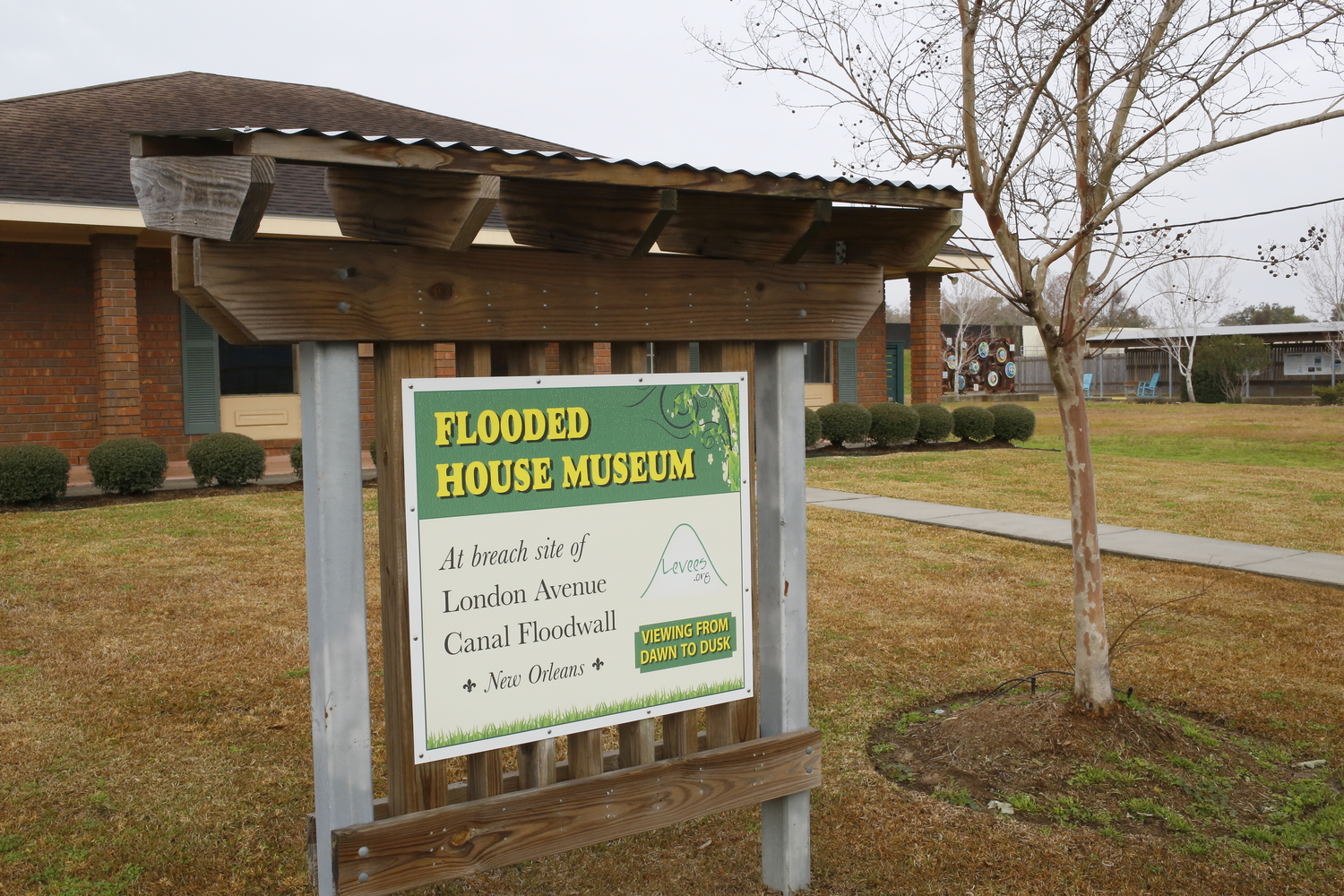 Le panneau d’entrée du Musée de la Maison Inondée. Il s’agit d’une initiative de l’association Levees, qui fait de l’éducation sur les digues et qui lutte pour le renforcement des digues © Globe Reporters