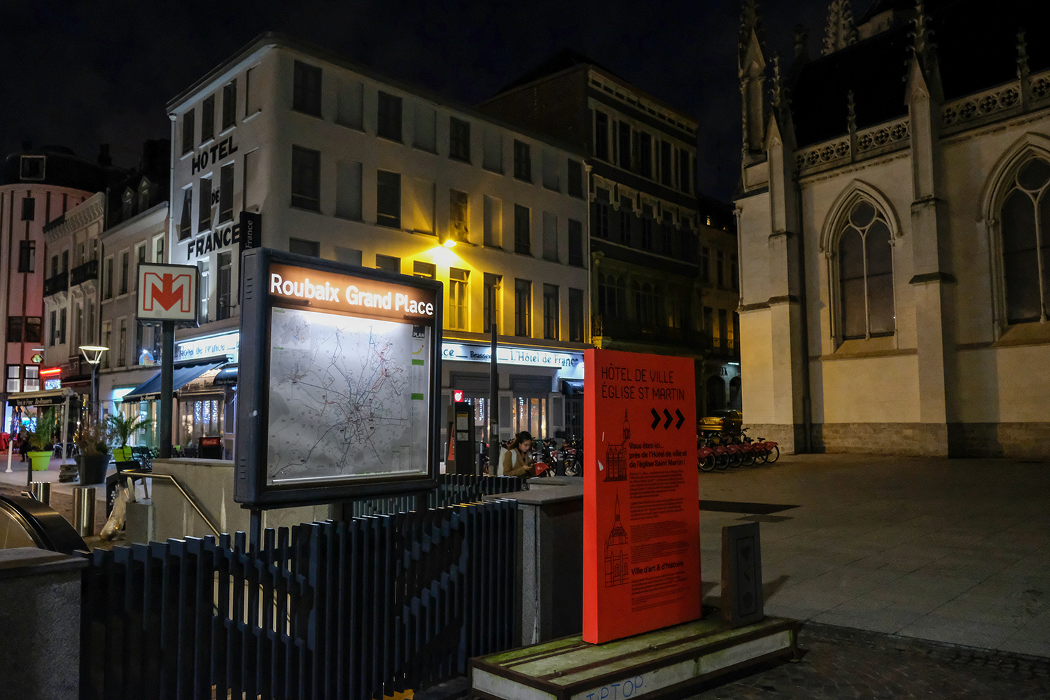 L’hôtel de ville se situe sur la Grand Place. On y accède en métro directement. Dans l’agglomération lilloise, les trois grandes villes qui la composent, Roubaix, Tourcoing et Lille sont reliées par une ligne de métro. 