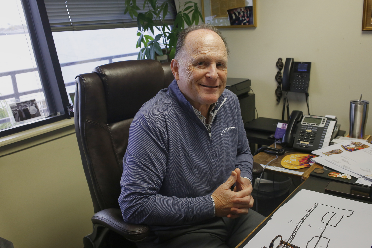 Portrait du directeur Barry dans son bureau © Globe Reporters