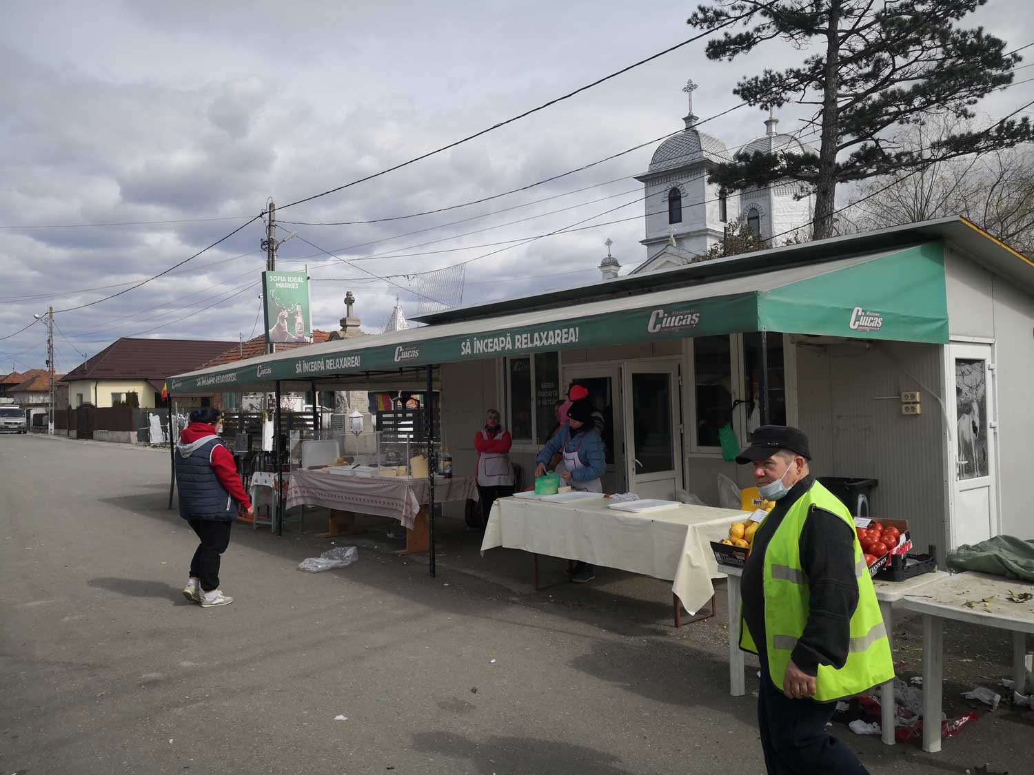 Le stand de notre berger se trouve juste devant l’église © Globe Reporters