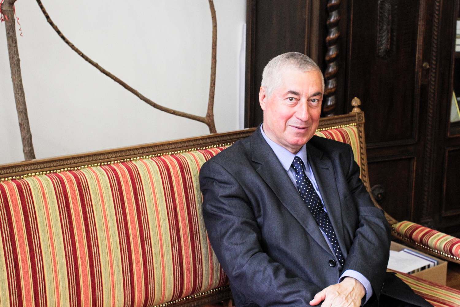 Le directeur du musée, Ernest OBERLANDER-TARNOVEANU, dans son bureau.