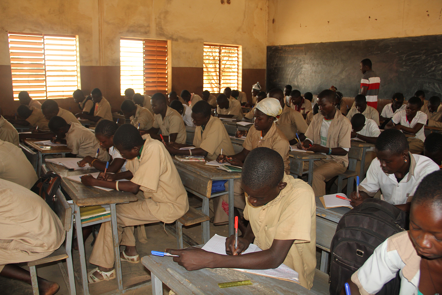 Les classes d’un lycée rural sont ouvertes pour permettre aux élèves d’avoir de l’air  © Globe Reporters