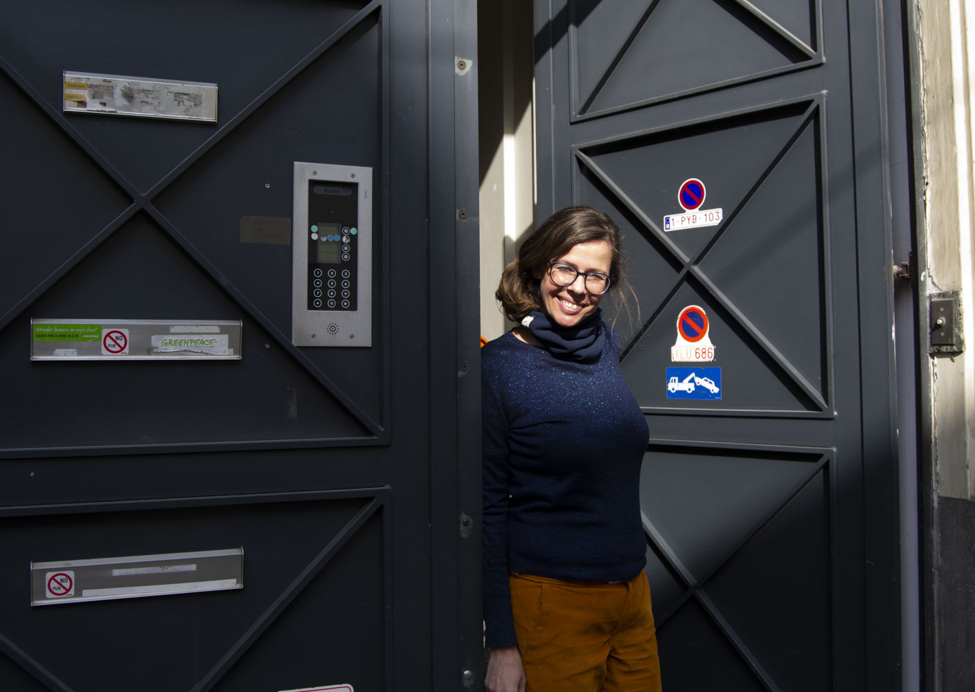 C’est Carine THIBAUT, porte-parole francophone de Greenpeace Belgique, qui accueille Adeline © Globe Reporters