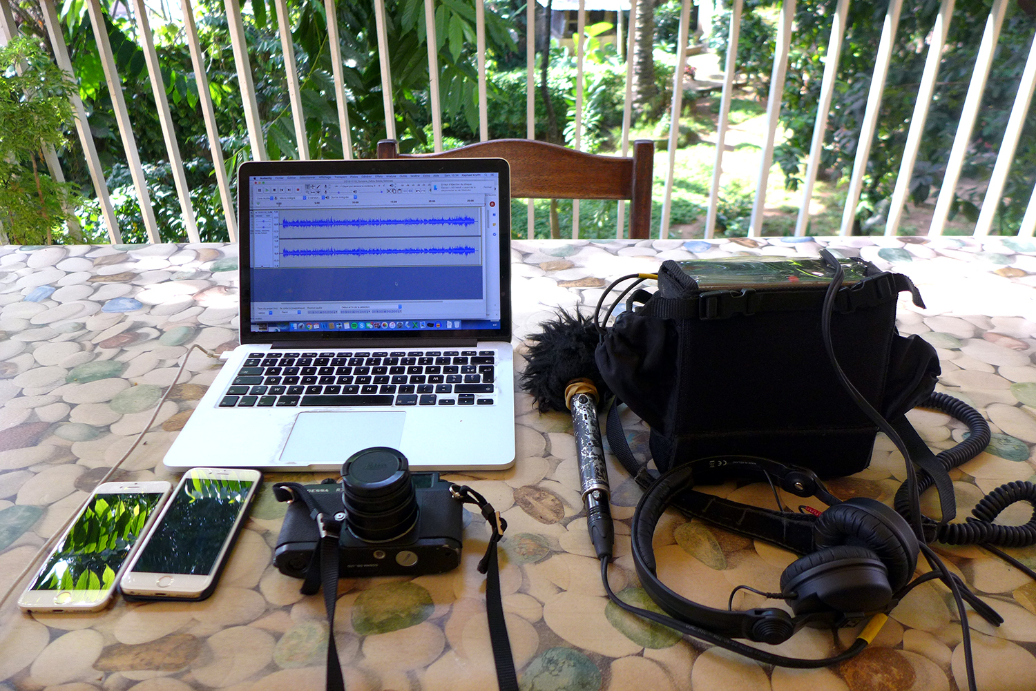 Le matériel de notre envoyé spécial sur la table de la terrasse de Nadine où il travaille.