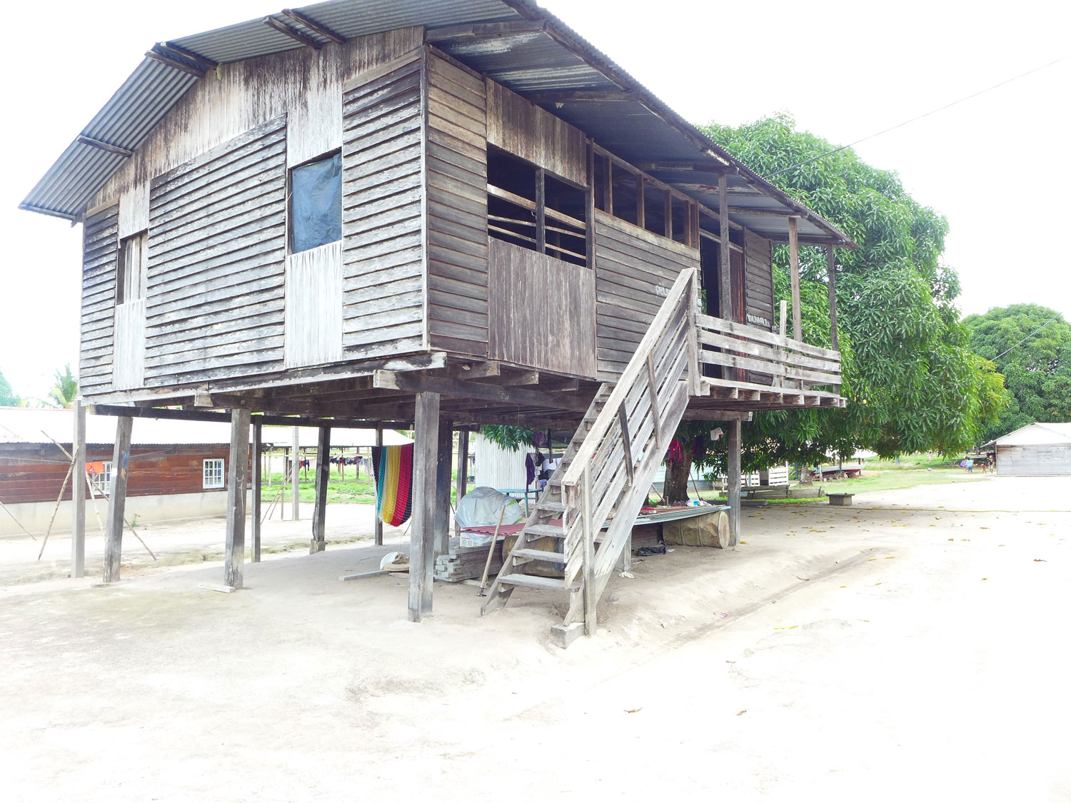 Une maison traditionnelle sur pilotis.